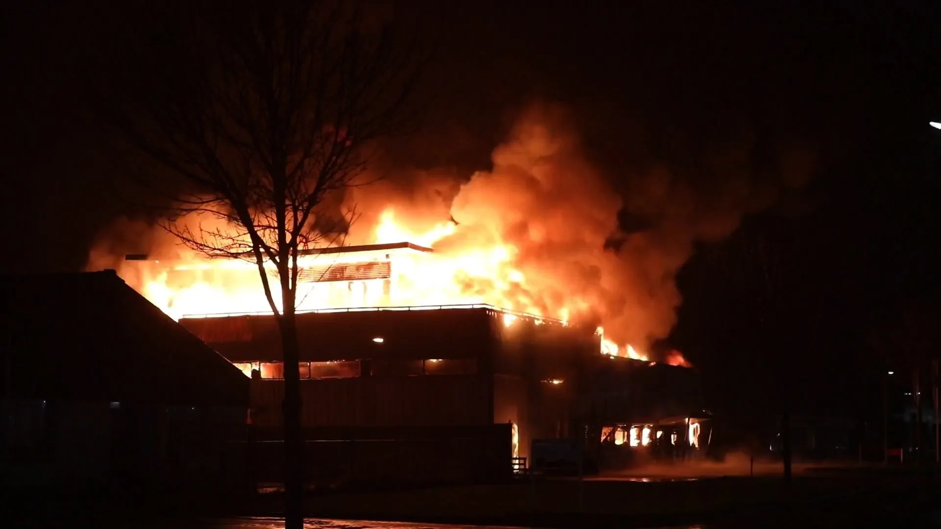 Enorme rookontwikkeling in Roosendaal door brand in pand Picnic