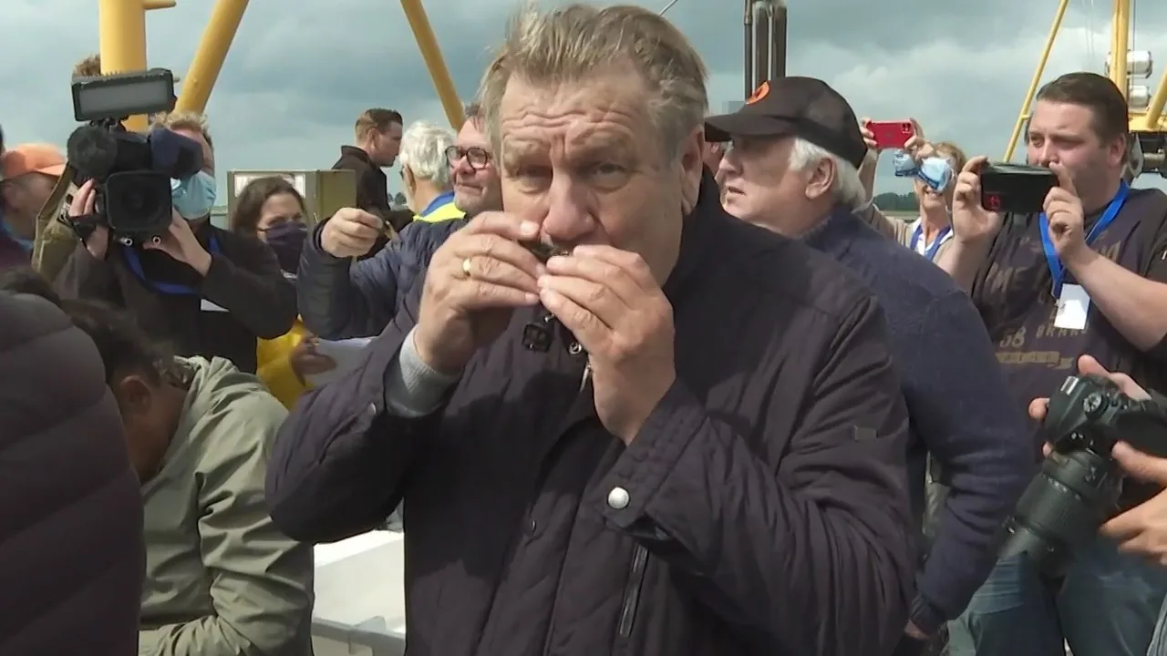 Jan Boskamp opent mosselseizoen in Yerseke: 'Werelds, joh!'