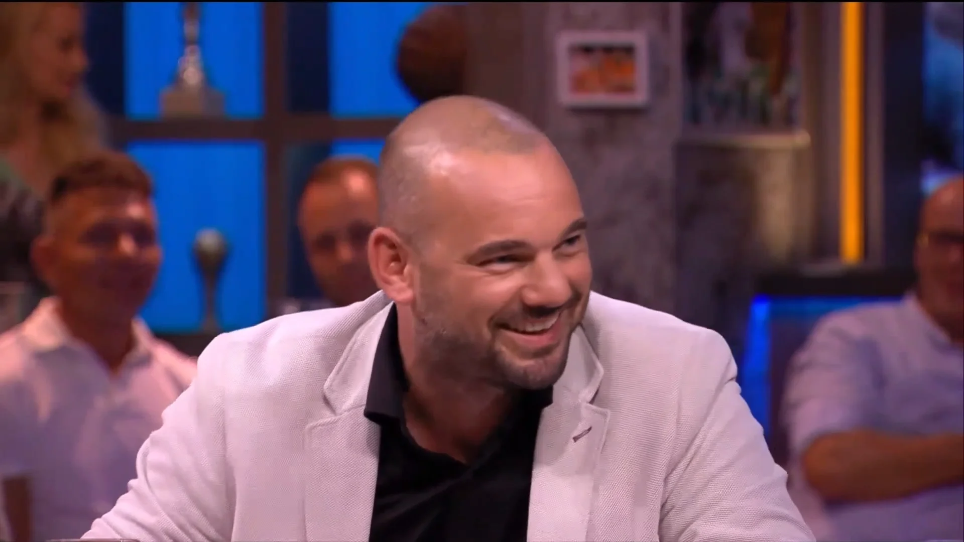 Wesley zat op tribune bij Oranje: 'Iedereen ging staan dus kon de wedstrijd niet zien!'