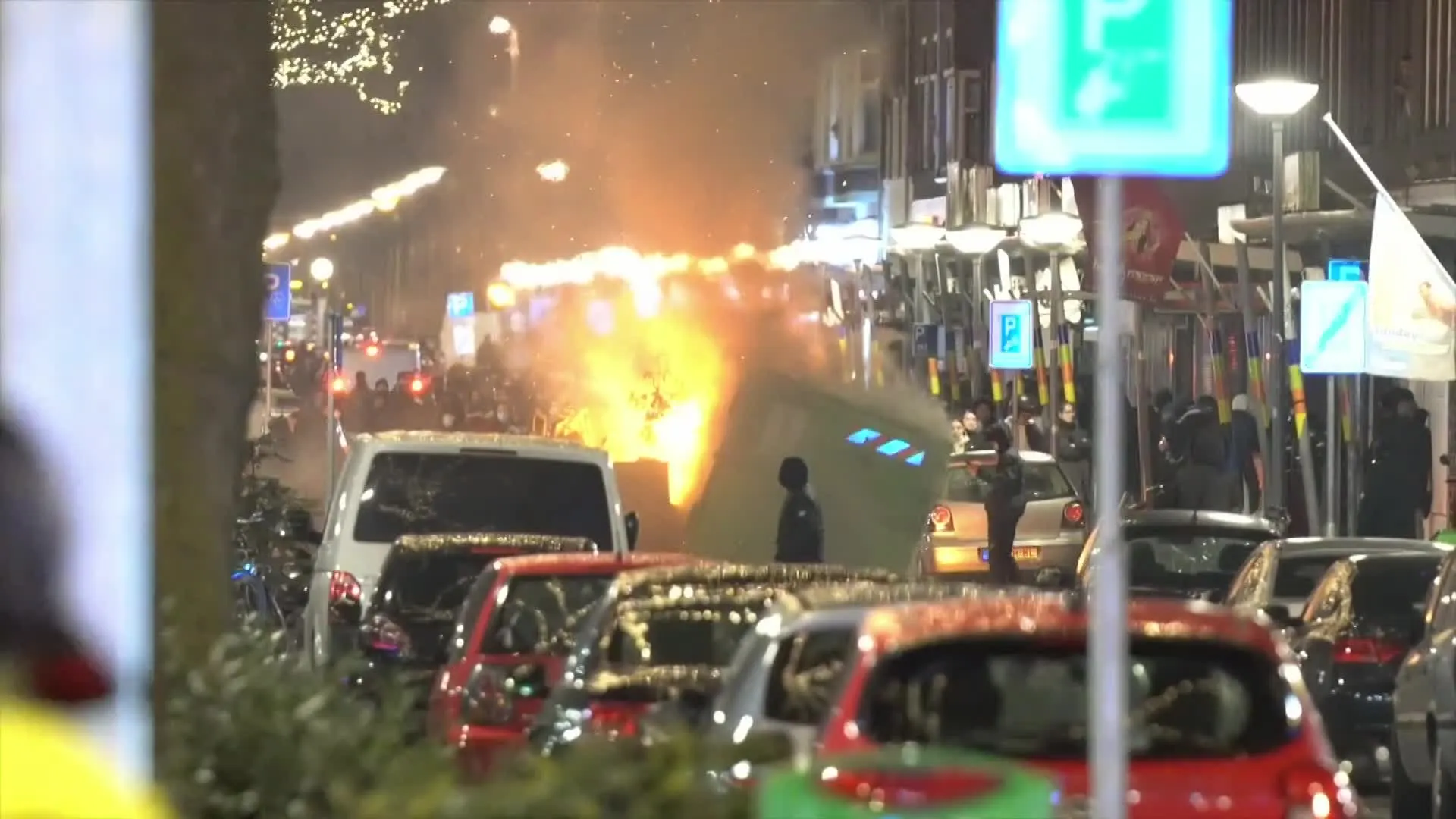 Duizend kaarsjes schitteren als lichtpuntjes in Rotterdamse straat één jaar na avondklokrellen