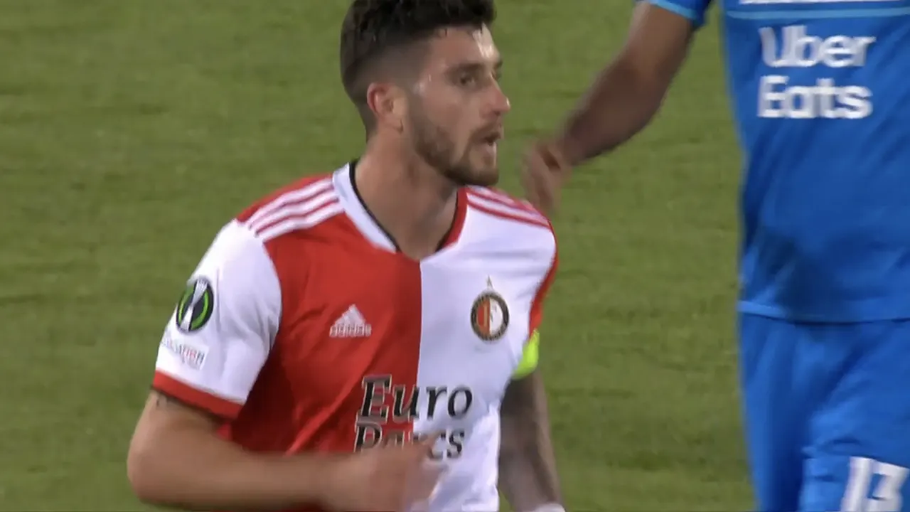 KANS: Senesi kopt rakelings naast vanuit hoekschop