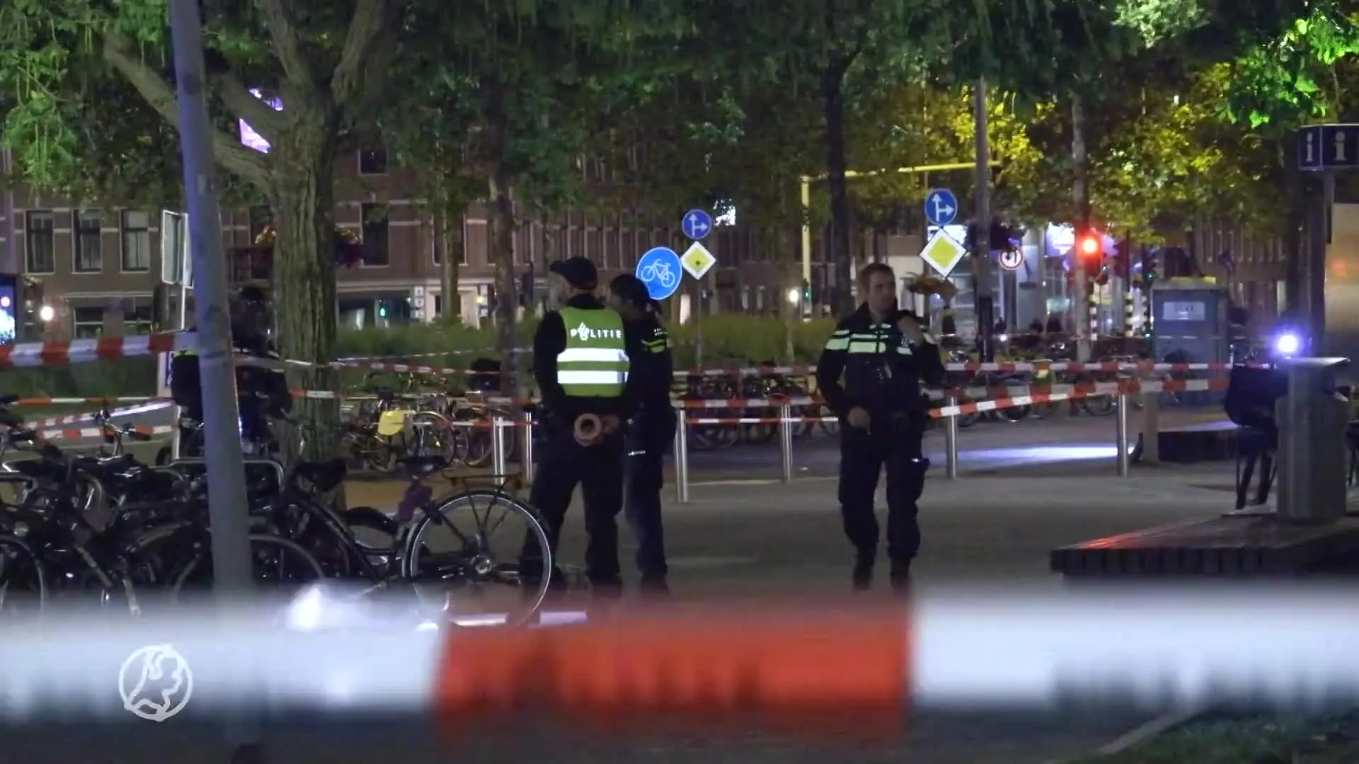 Man gewond na schietpartij Amsterdam, politieauto onder het bloed
