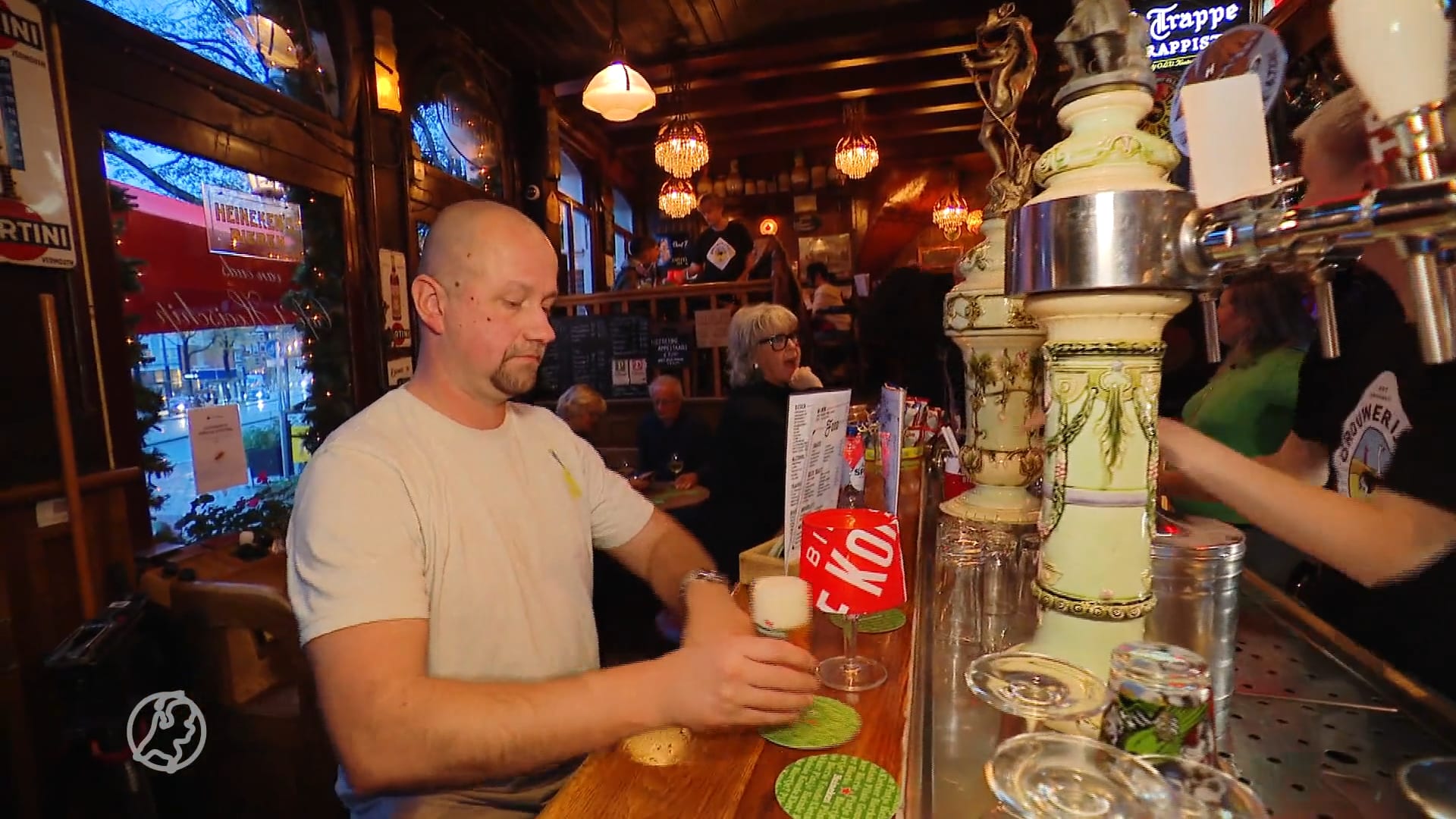 Bruine kroeg dreigt te verdwijnen uit straatbeeld, Amsterdam grijpt in