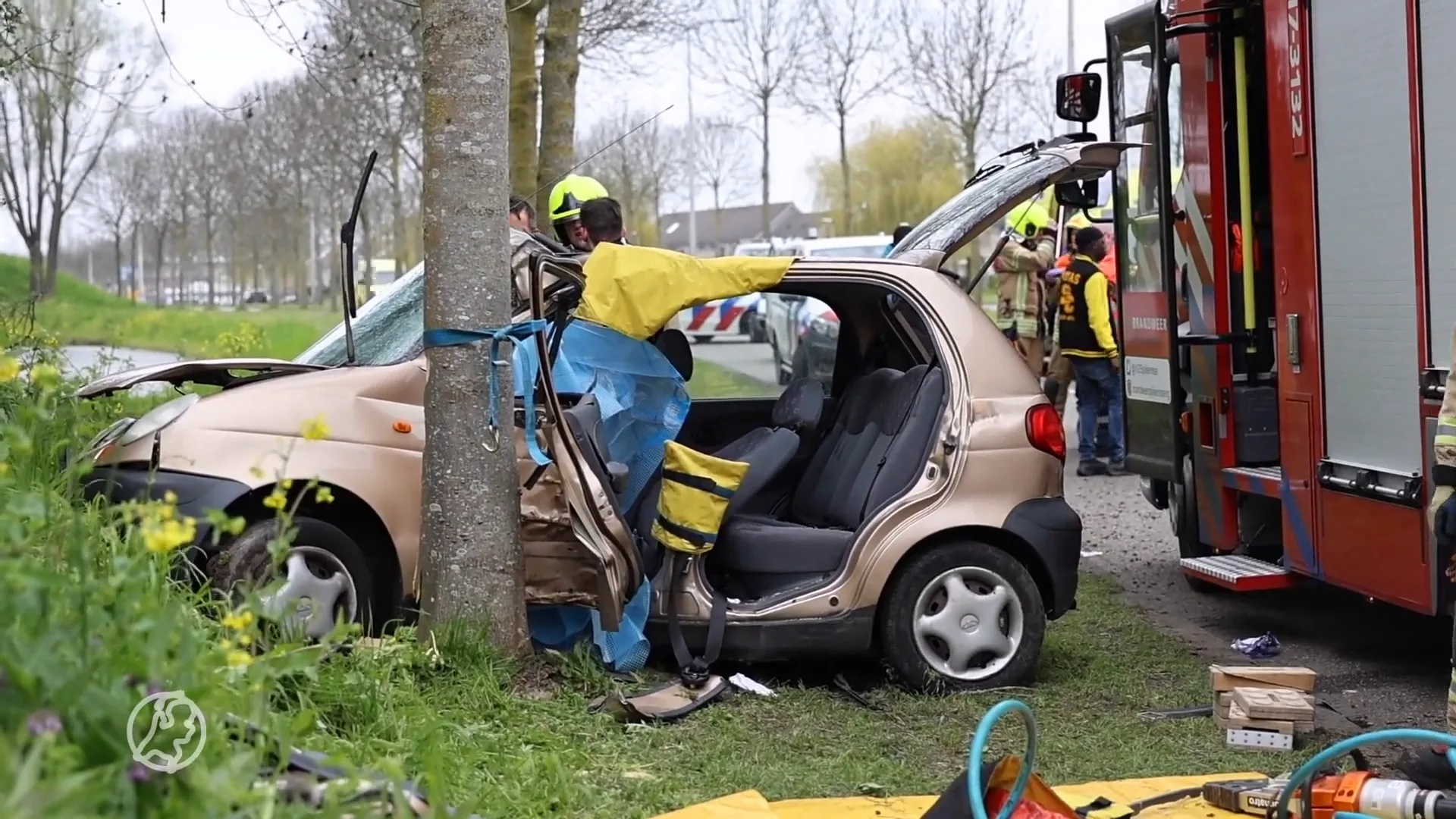 Automobilist knalt tegen boom en raakt zwaargewond