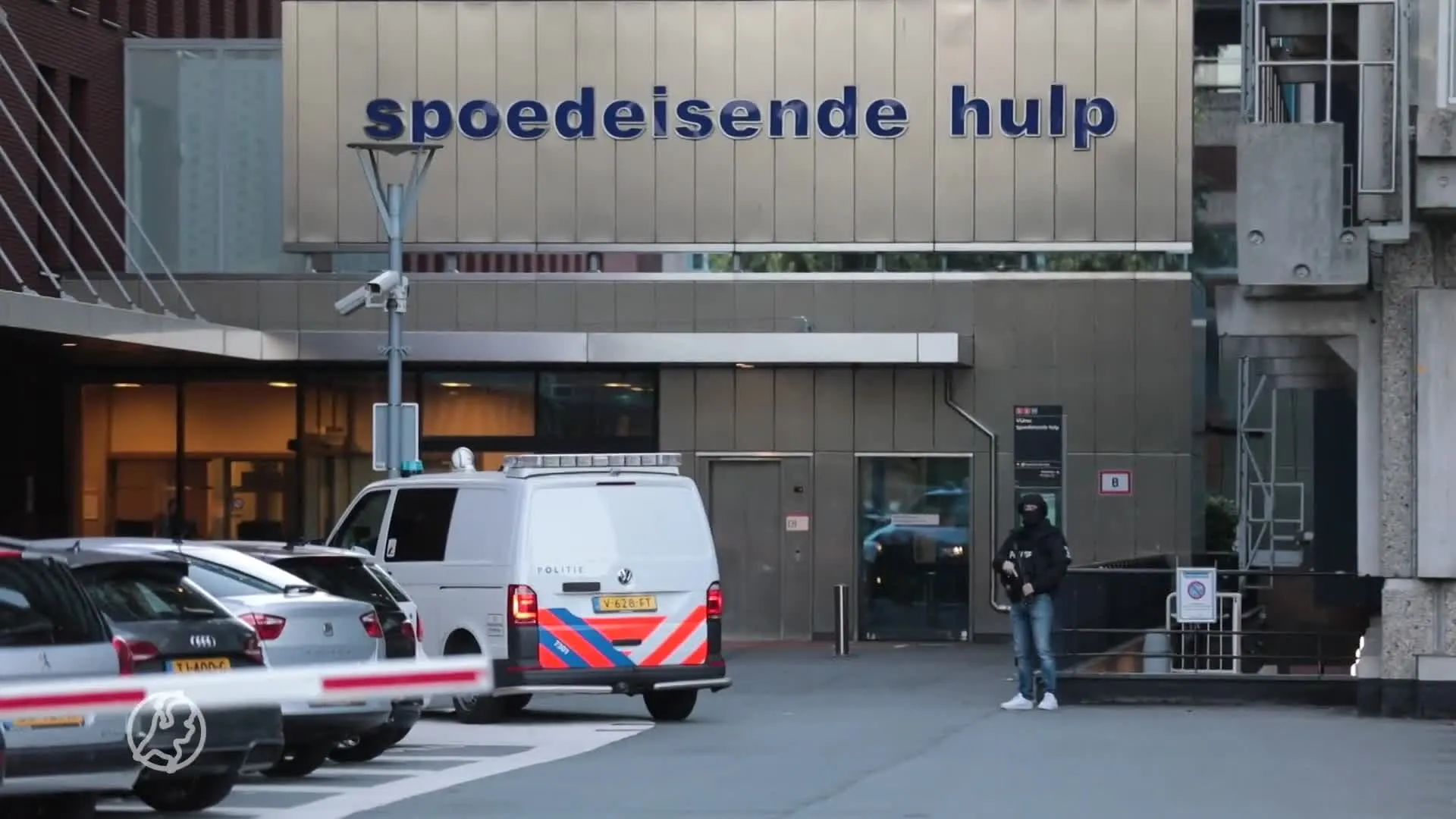 Peter R. de Vries vecht voor zijn leven na aanslag, politie h...