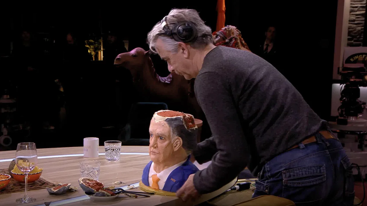 Wilfred en Job zien Louis van Gaal-taart afgevoerd worden: 'Het is écht mooi gemaakt'