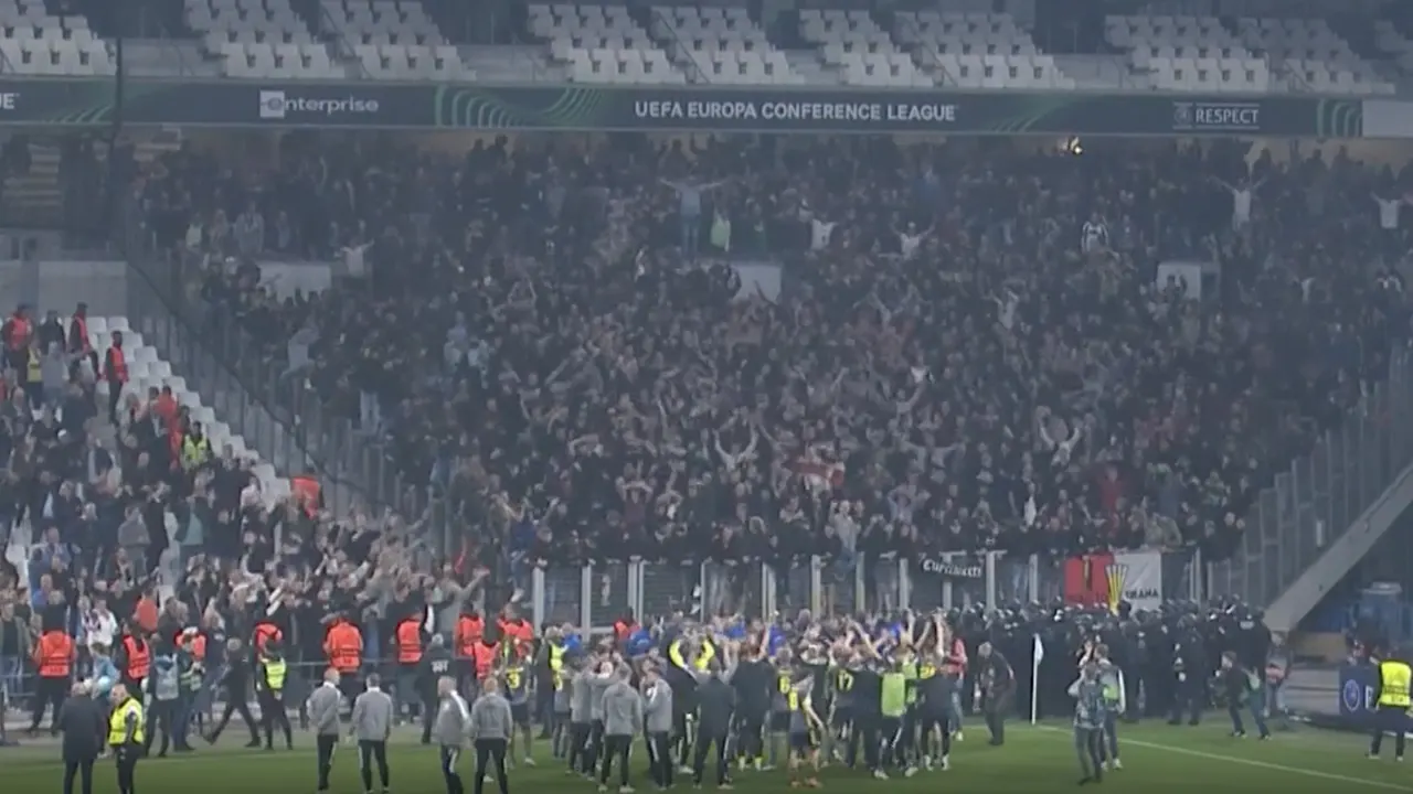 Feyenoord-spelers vieren groot feest met meegereisde fans