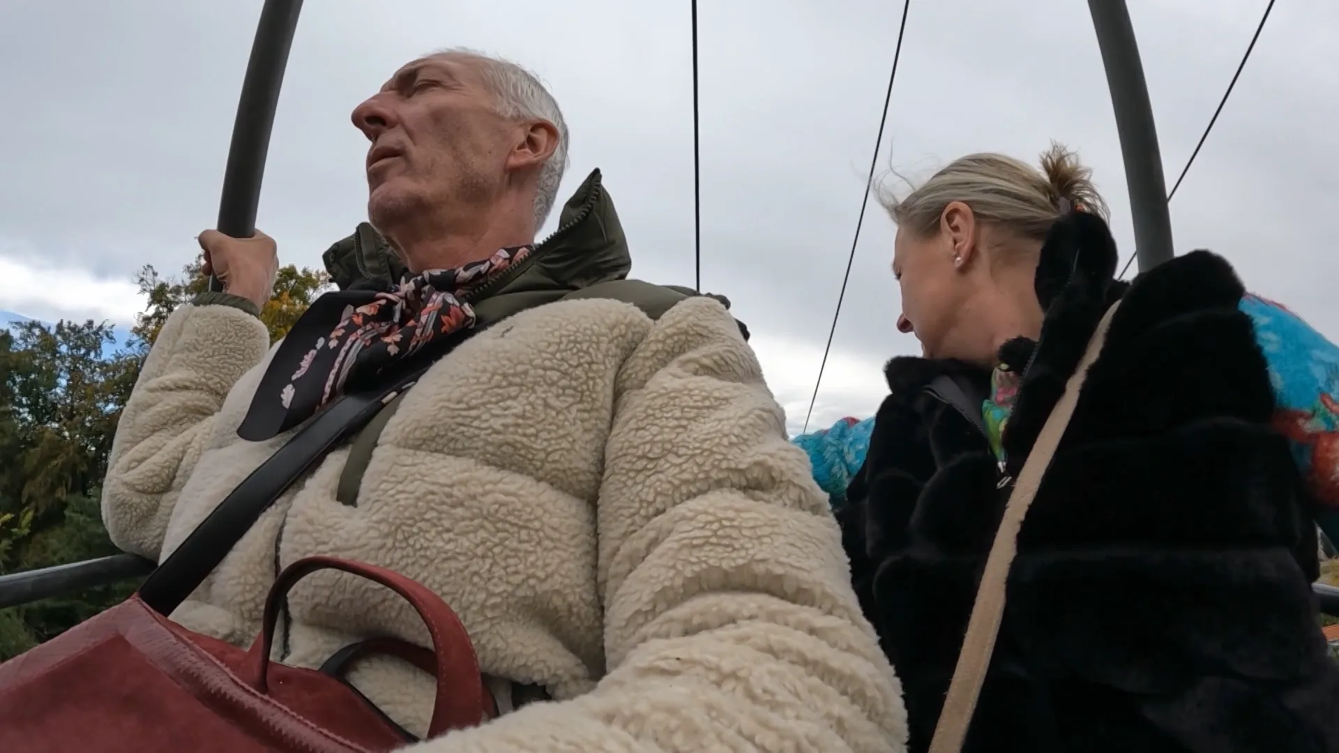 Grote paniek want de skilift is veel te hoog voor de Meilandjes!