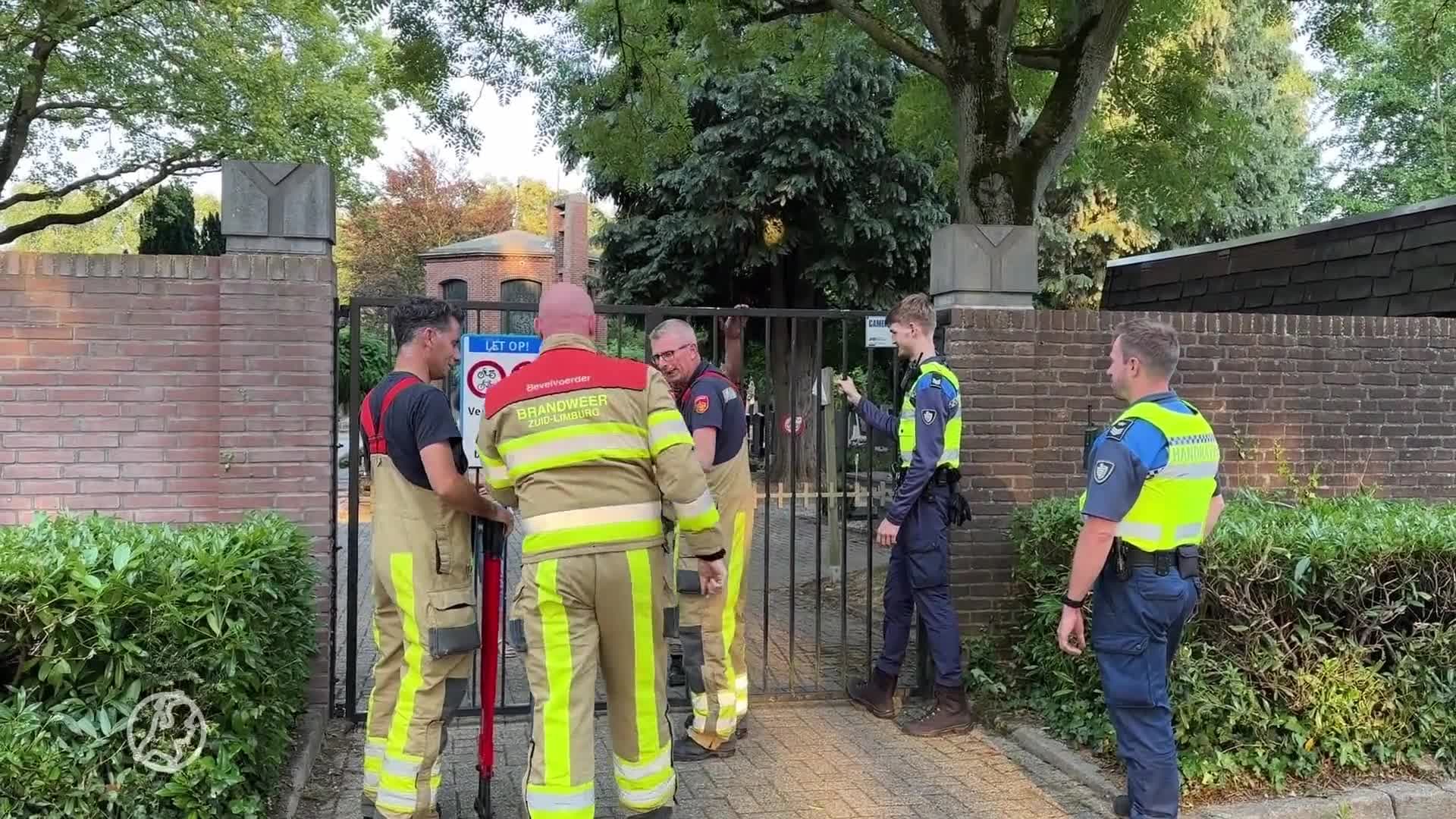 Beheerder vergeet bezoeker: vrouw brengt angstige uren door op kerkhof