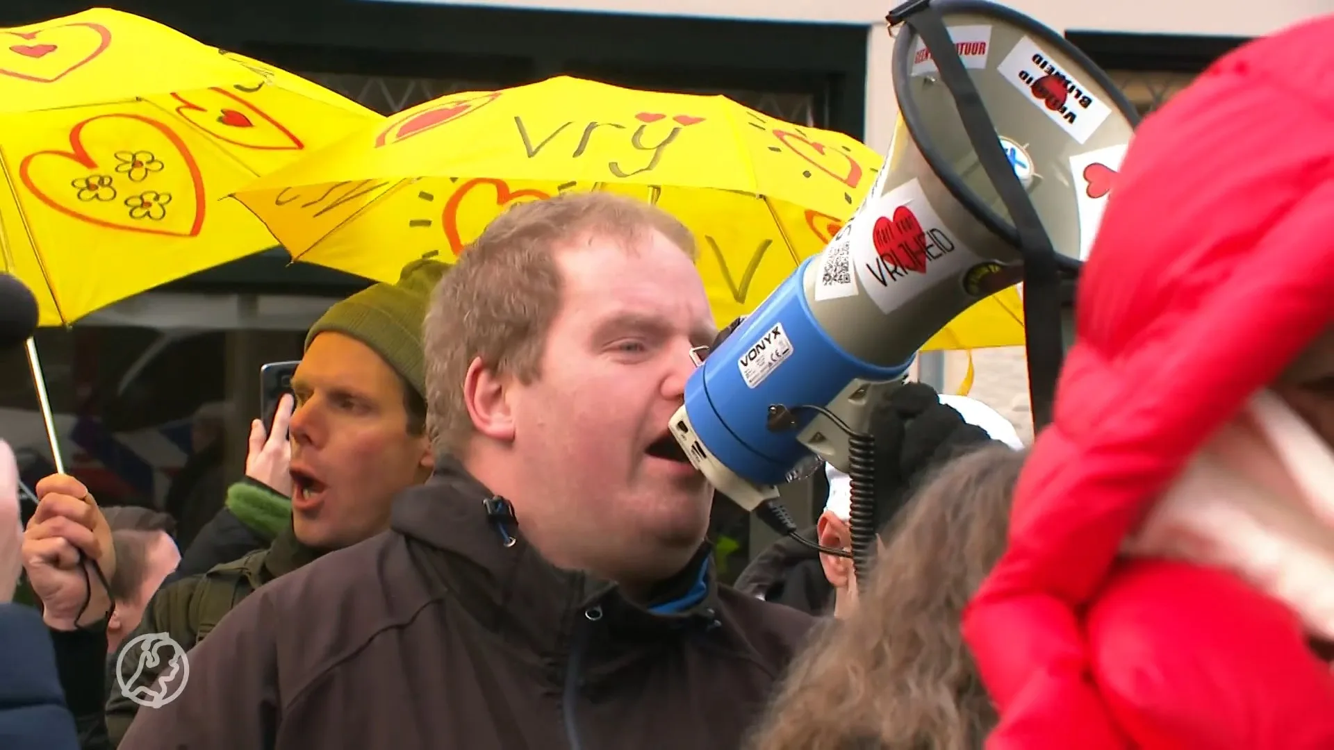 Demonstranten houden lawaaiprotest rond bordesscène Rutte IV