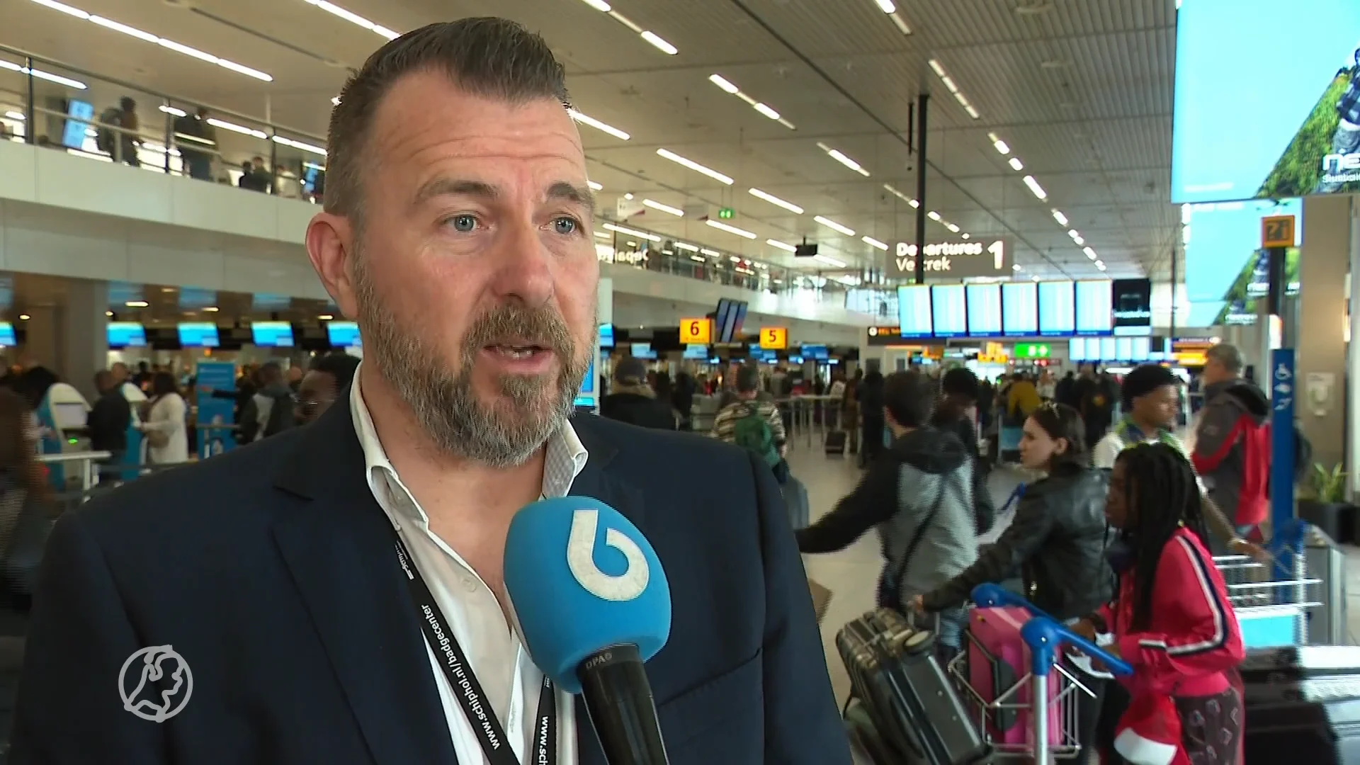 Opnieuw druk in vertrekhal Schiphol: 'Maar wachttijden zijn kort'