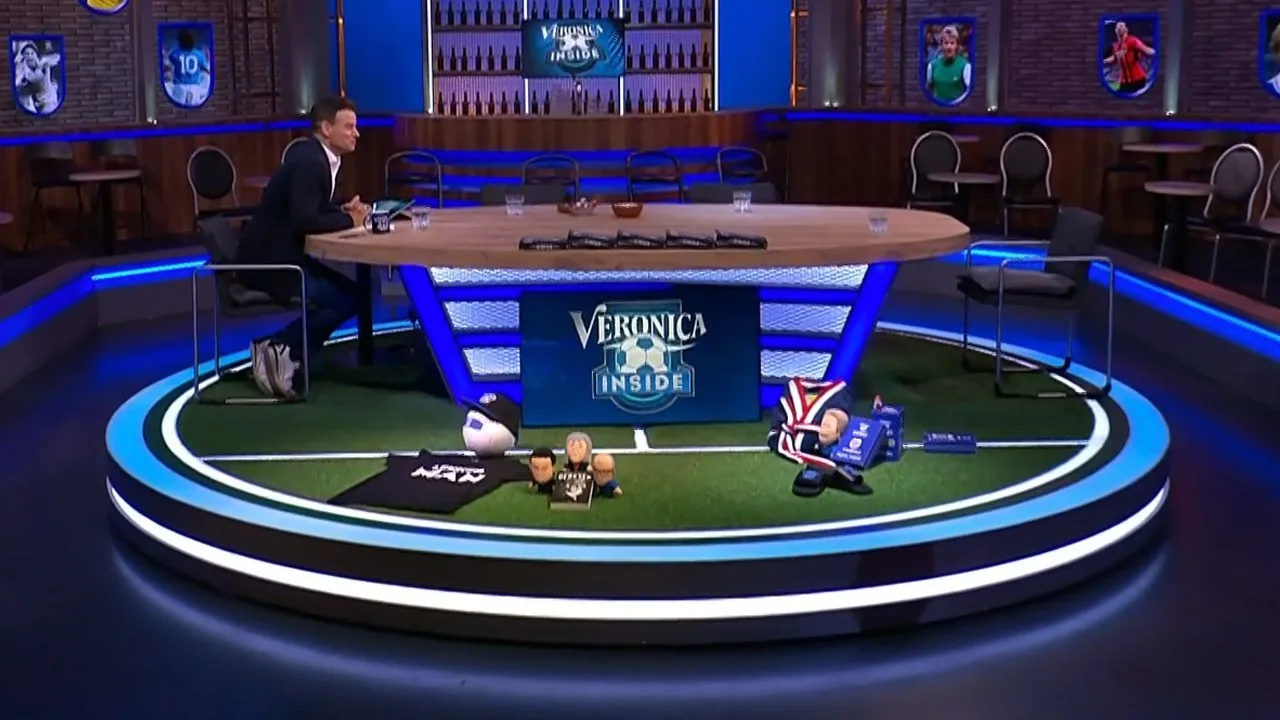 Wilfred zit alleen aan tafel bij start van tweede deel Veronica Inside