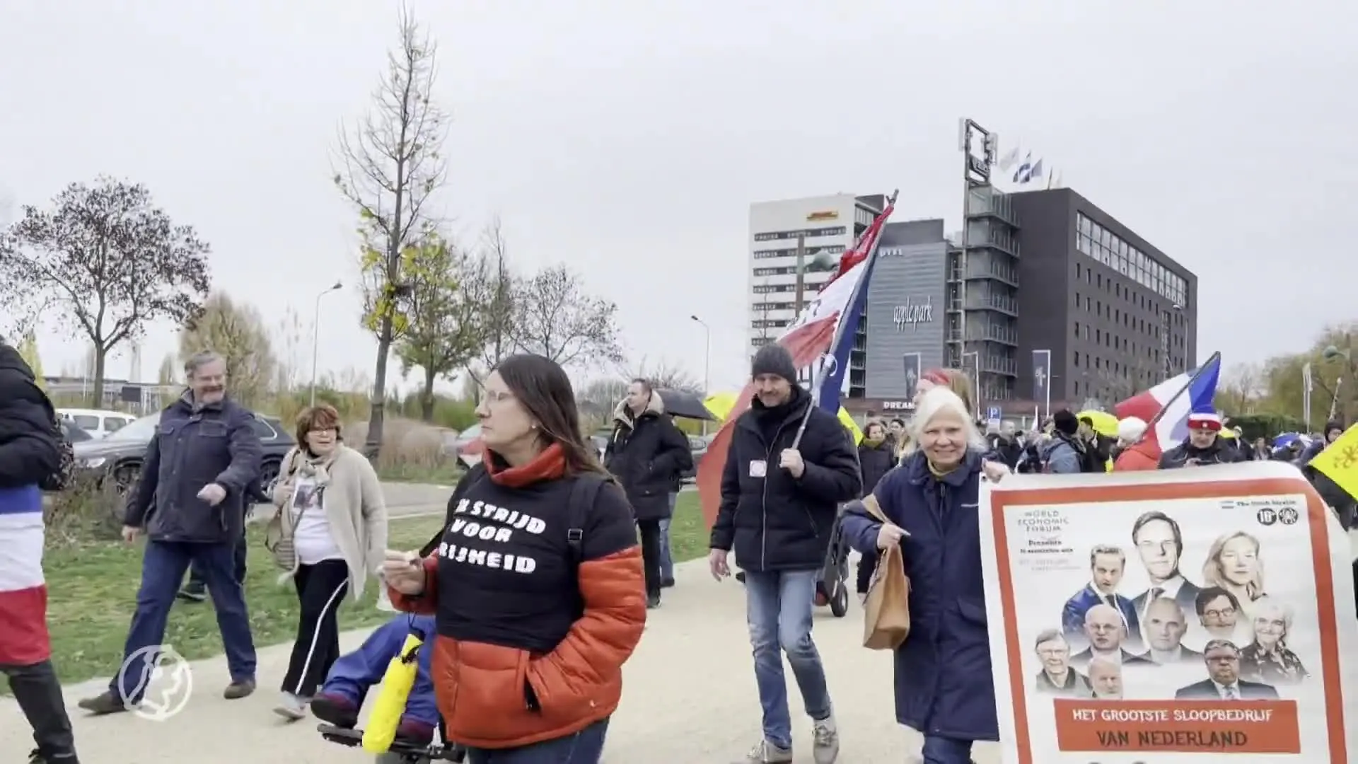 Honderden demonstranten lopen mars door Maastricht: 'Tegen the great reset'