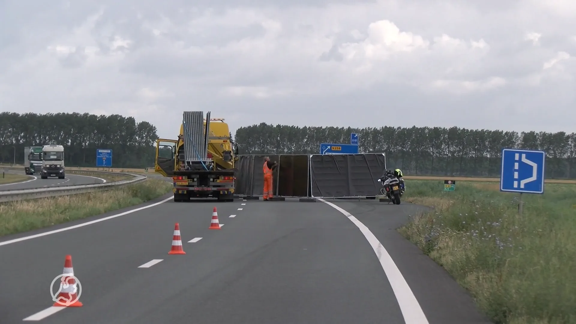 Voetganger komt om het leven bij aanrijding door vrachtwagen, N62 afgesloten