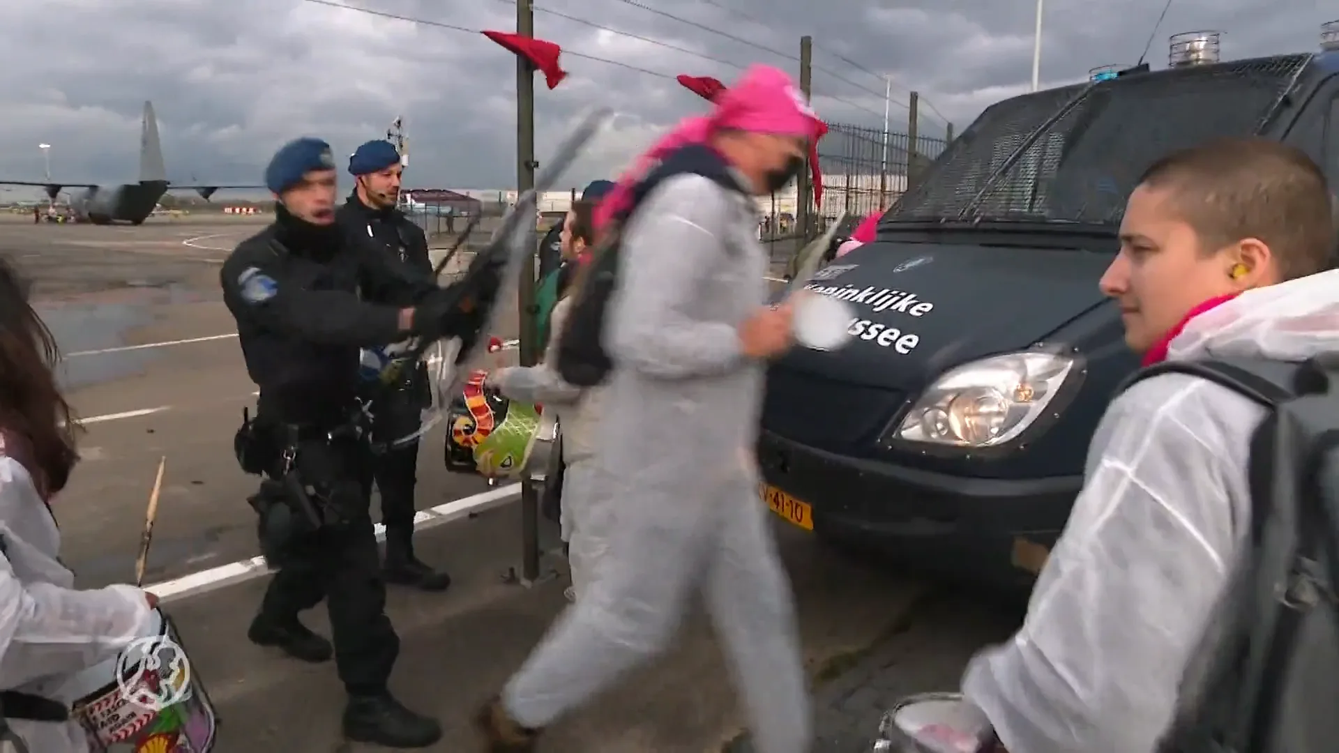 Klimaatactivisten aangehouden bij actie op Schiphol