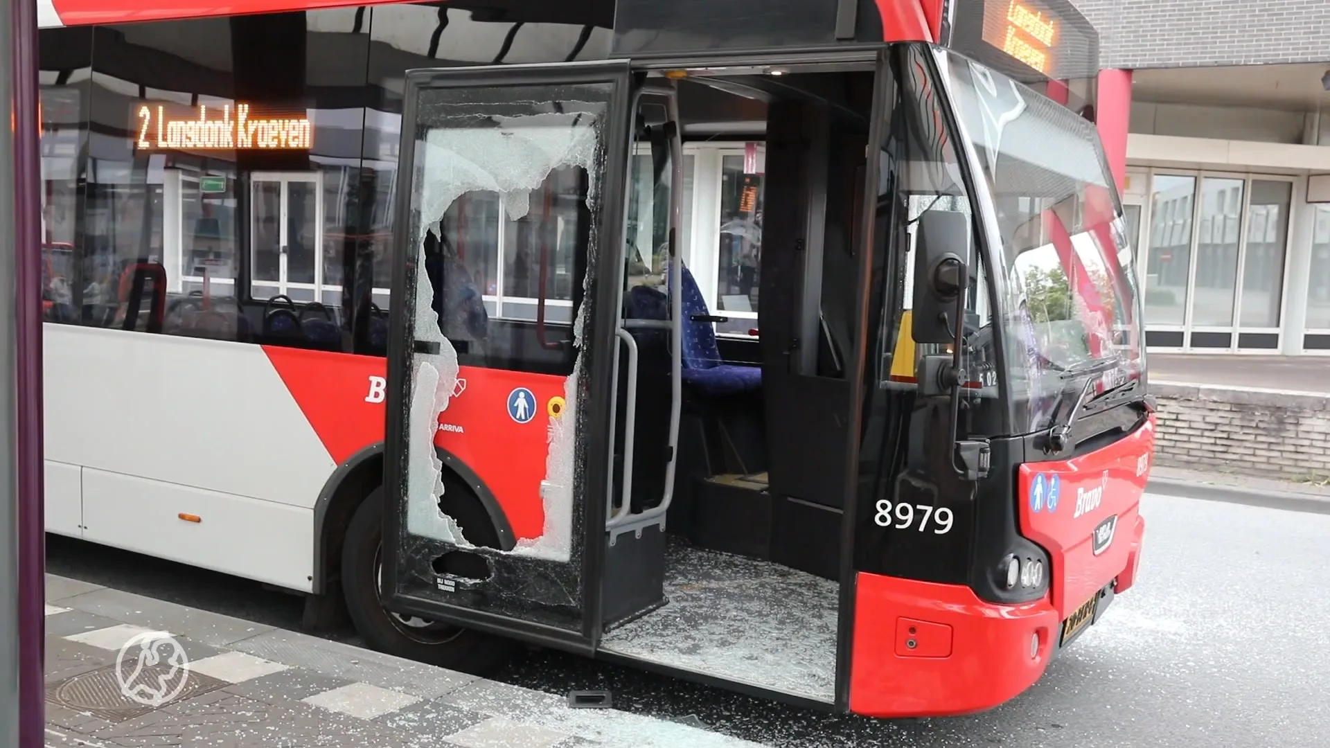 Buschauffeur krijgt ruzie met meisje over drinken en sluit haar op in bus: familie slaat ruiten in