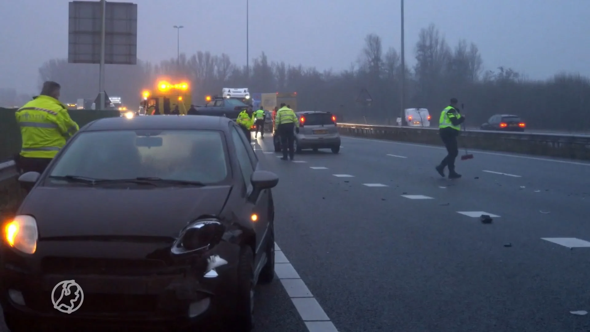 Spekgladde wegen zorgen voor ongelukken: 'Hoeft u niet de weg op, blijf dan thuis'