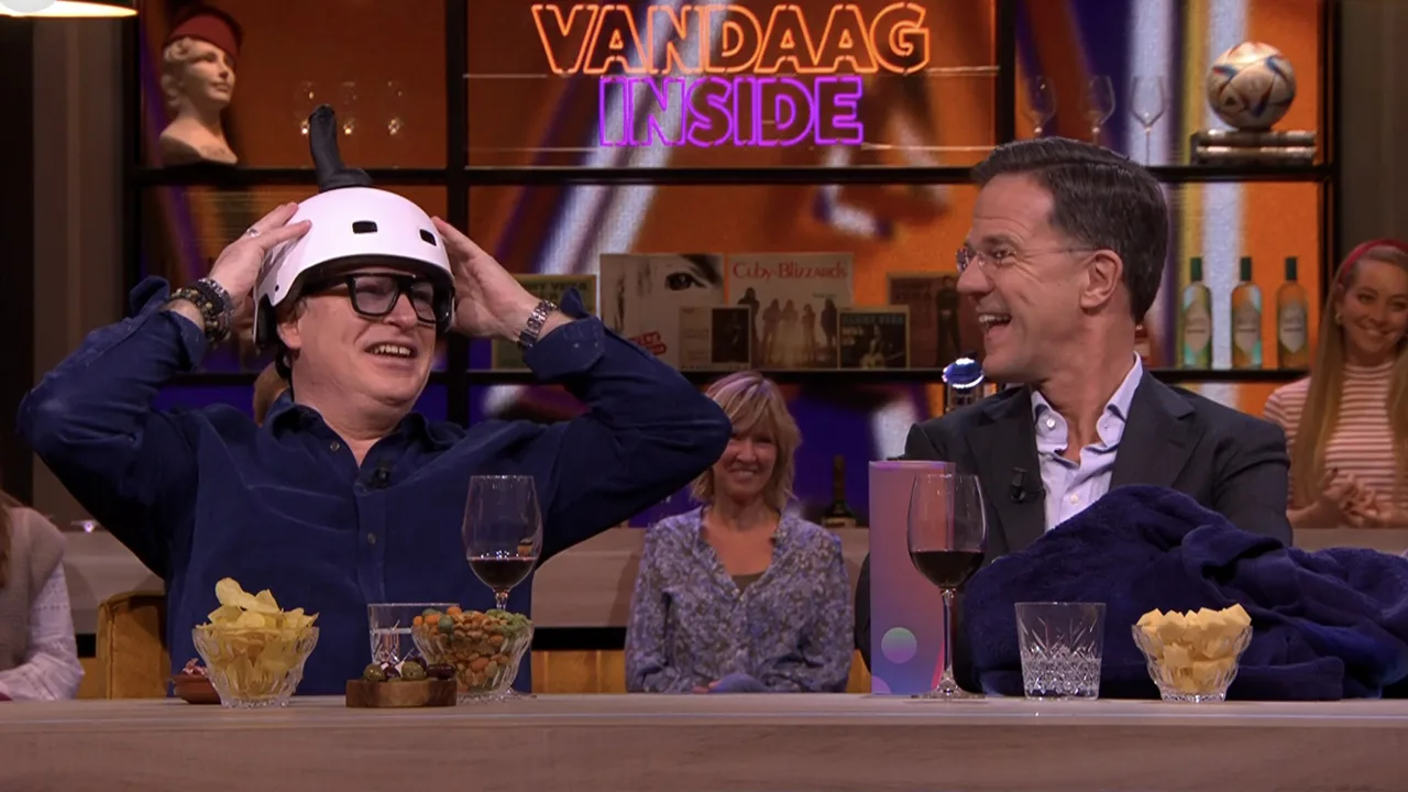 Mark Rutte ontvangt Vandaag Inside-cadeaus, René zet dildohelm op