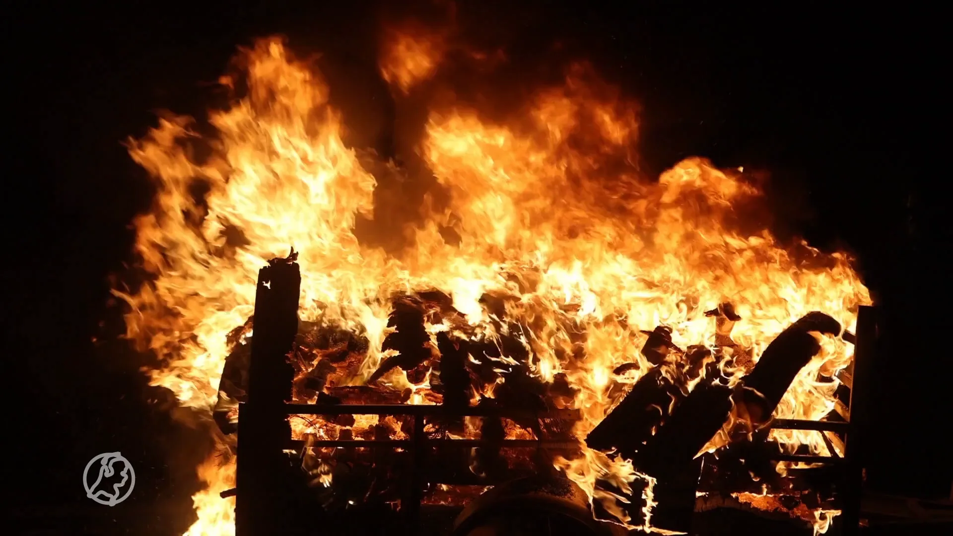 Drukke nacht voor brandweer in de Bommelerwaard: autobanden, aanhangers en caravans in de fik