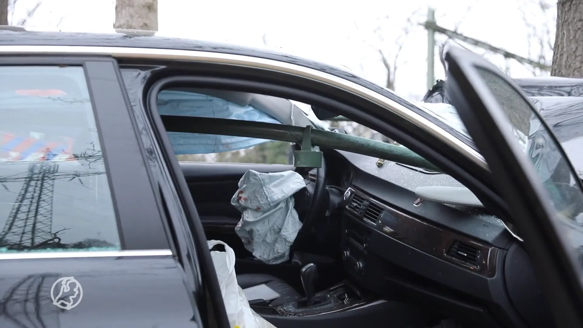 Stalen stang doorboort voorruit en mist bestuurder op haar na