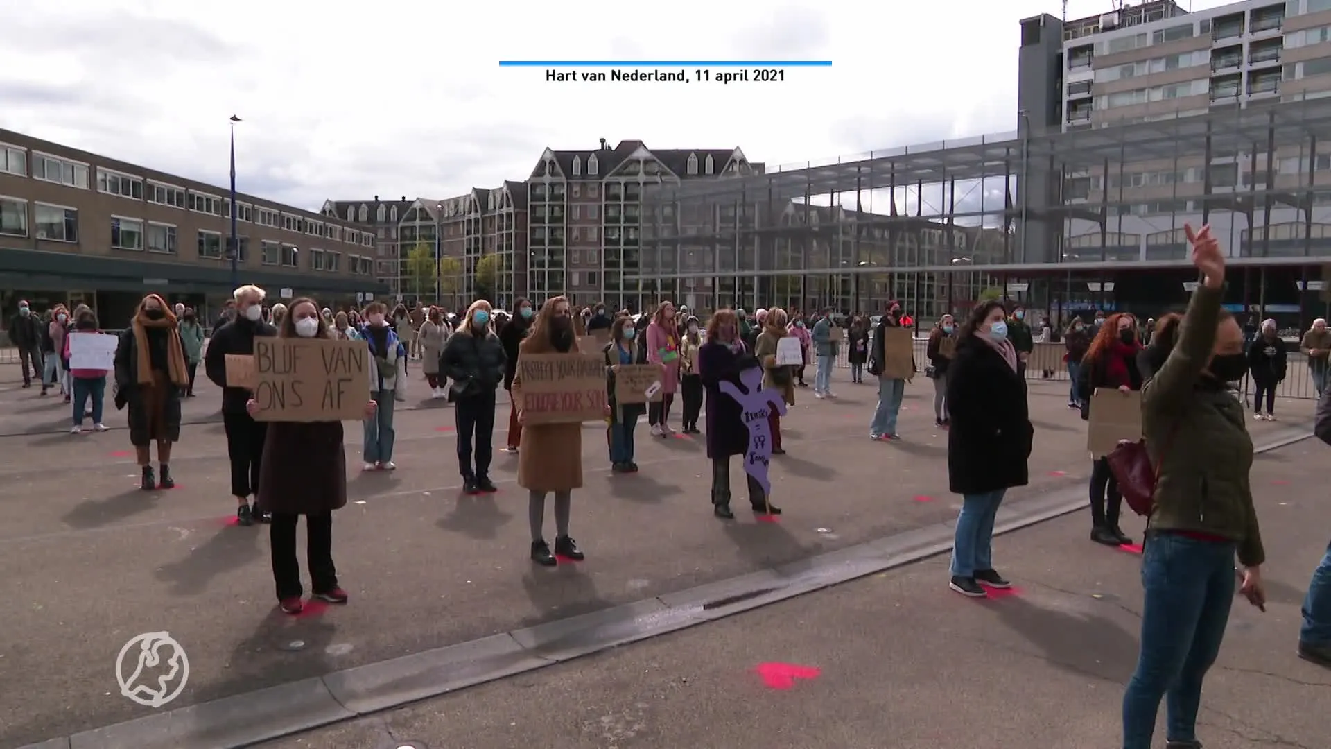 Nova (16) wordt al jaren nagefloten, gevolgd en betast op straat en is het zat