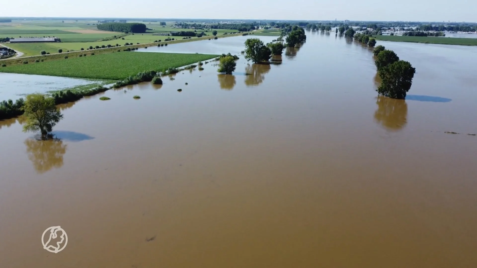 Hoogwater bereikt Brabant: Maas buiten oevers in Maren-Kessel