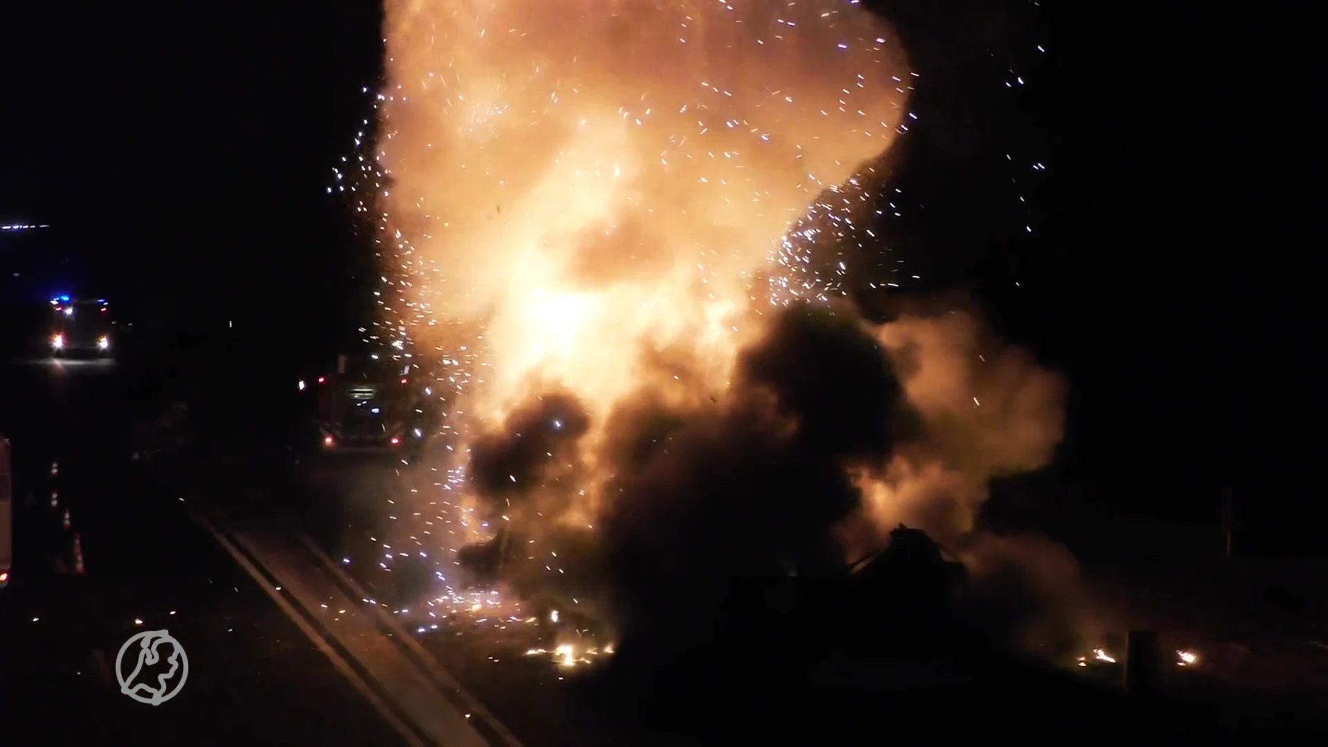 Kraanwagen explodeert op A7, weg in beide richtingen dicht