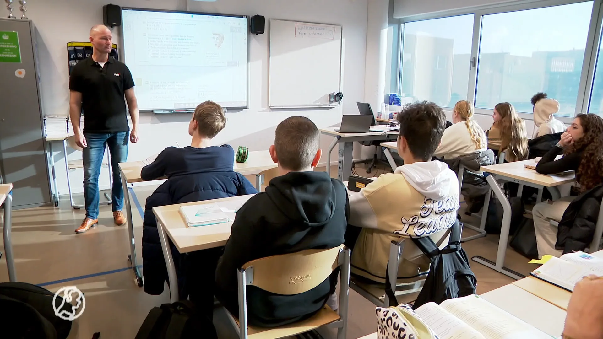 'Leerlingen moeten laptop van de overheid krijgen'