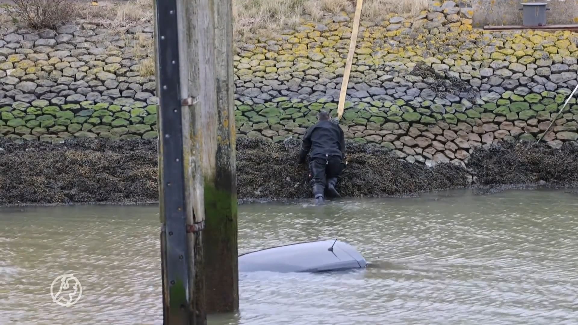 Bestuurder schrikt zich rot als zijn auto ineens in het water drijft