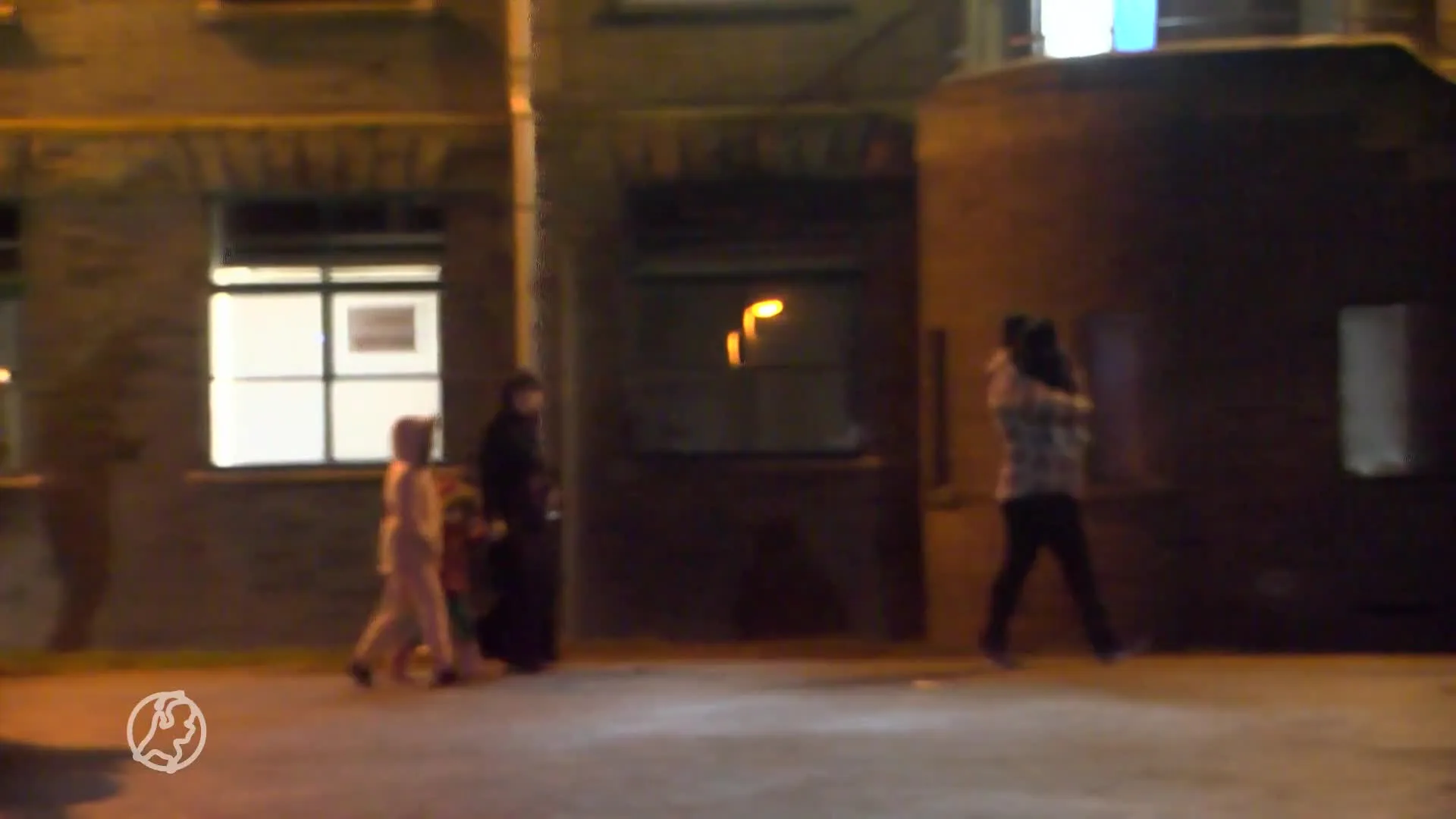 Bewoner AZC verwondt medewerkers met hete olie