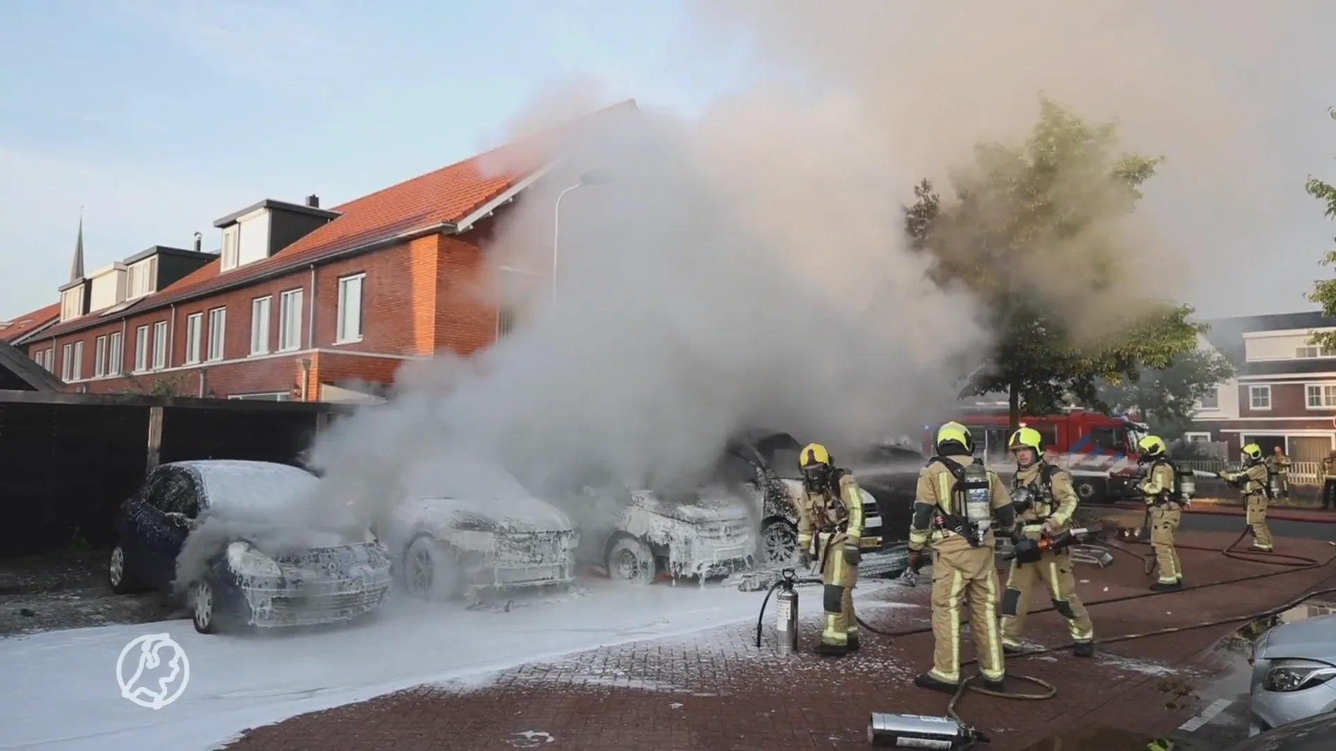 Zwaargewonde door ontploft bedrijfsbusje Wateringen, autoraam op dak woning