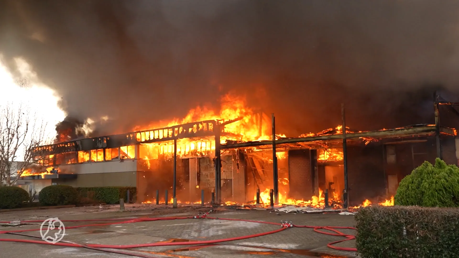 Grote brand in Heteren legt bedrijfspand in de as, grote kans op asbest