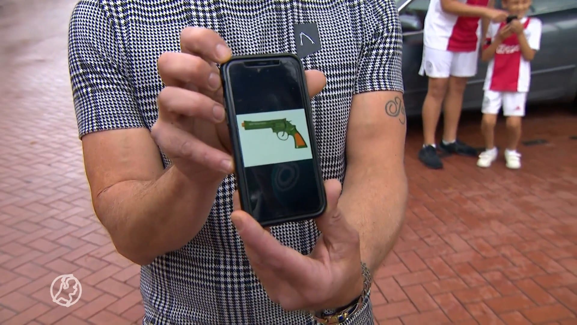 Zoontje wint speelgoedpistooltje op kermis, arrestatieteam pakt vader op