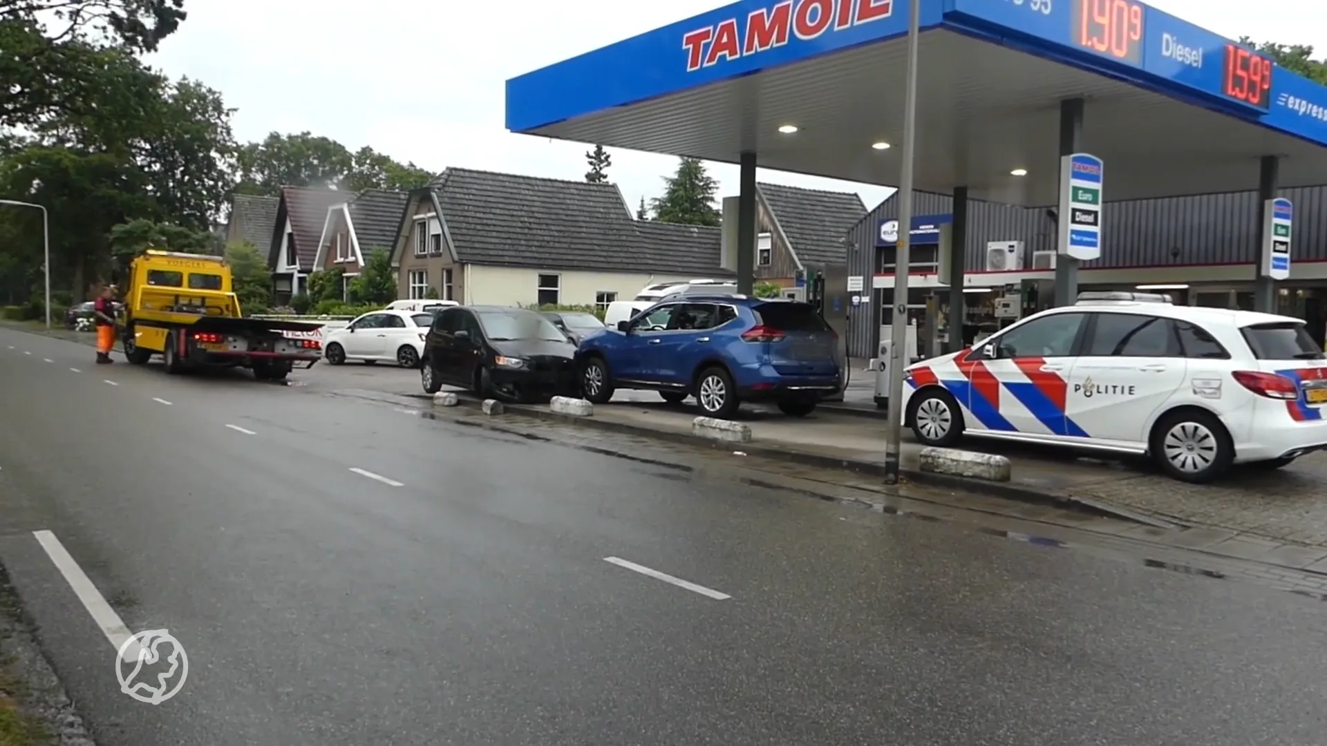 Bestuurder raakt van de weg, ramt betonblokken en rijdt bijna tankende vrouw omver