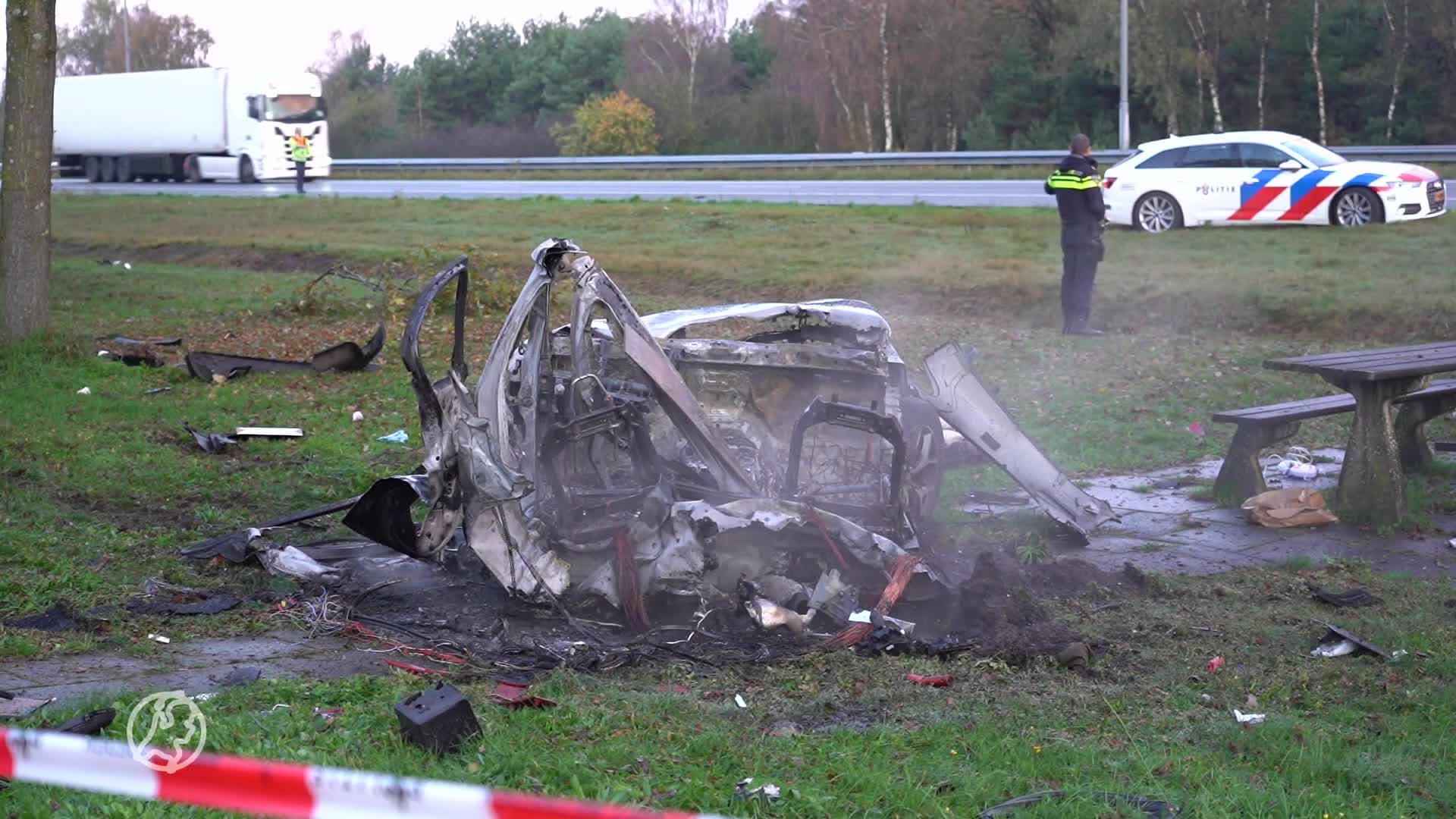 Auto breekt in stukken en vliegt in brand na ongeluk A58 in Tilburg