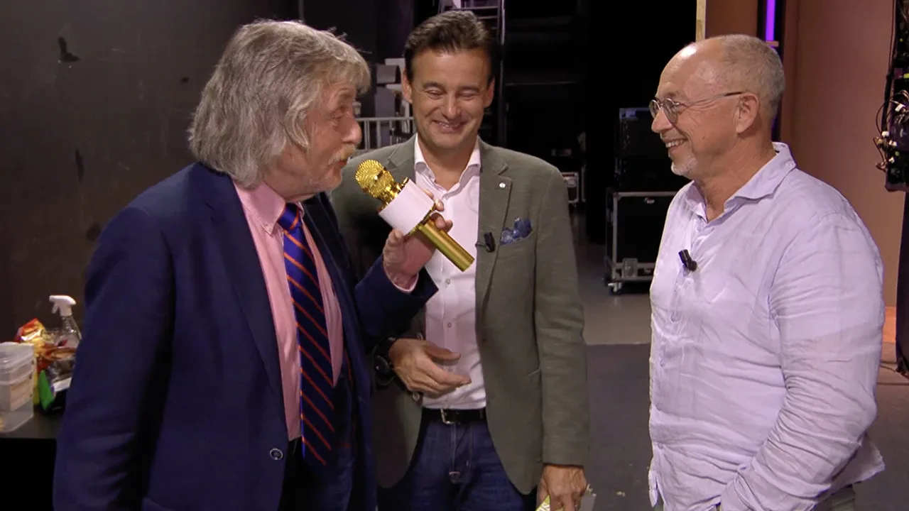 Johan zingt liedje voor Wilfred en Willem Vissers In de Wandelgangen