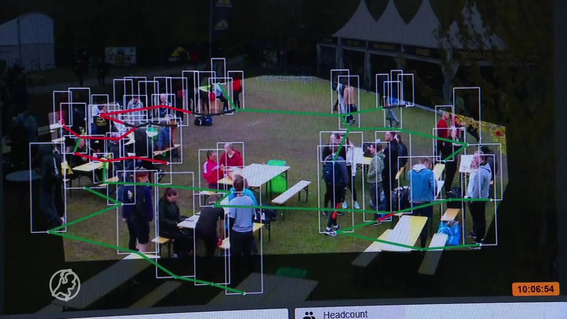 Duizenden mensen rennen door de modder om de maatschappij wee...