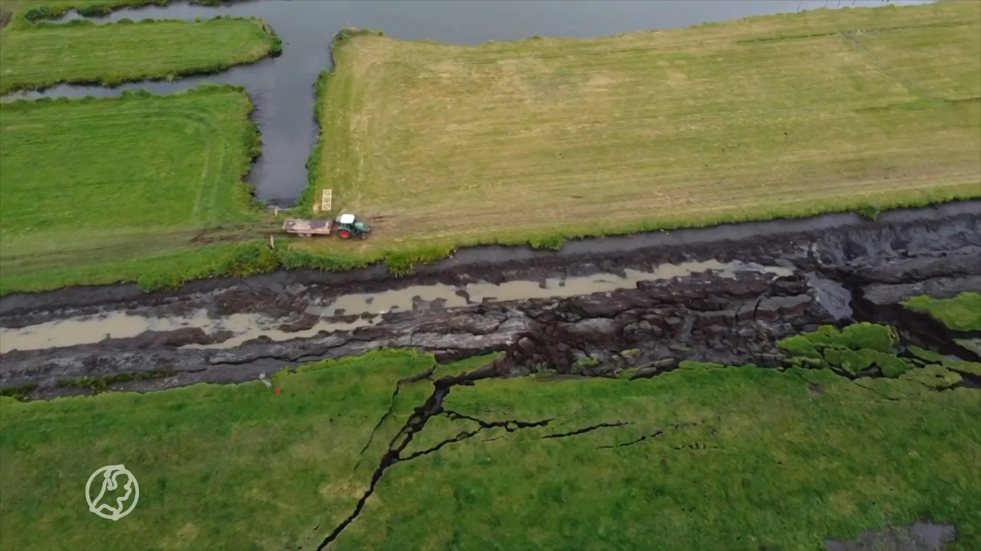 Dijk breekt door in Reeuwijk, weiland loopt onder water