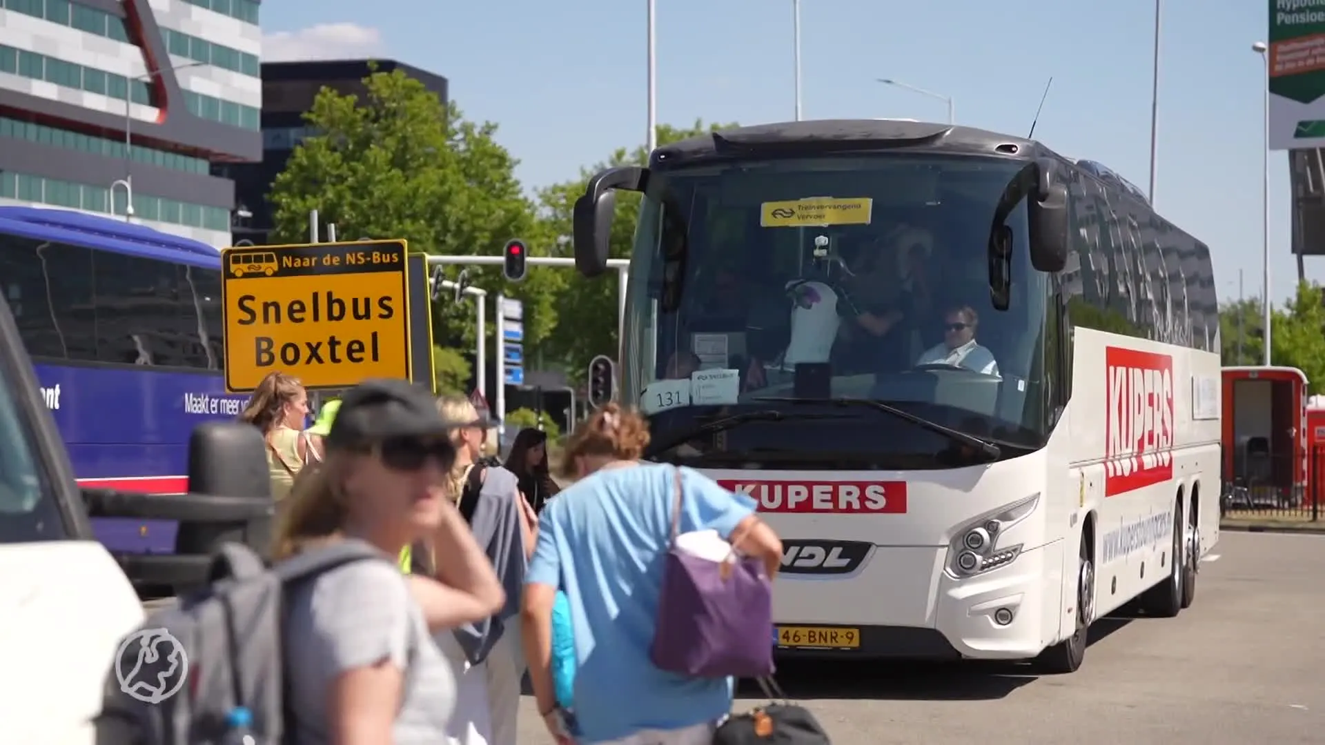 Razend druk op station Eindhoven Centraal: reizigers wachten in bloedhitte