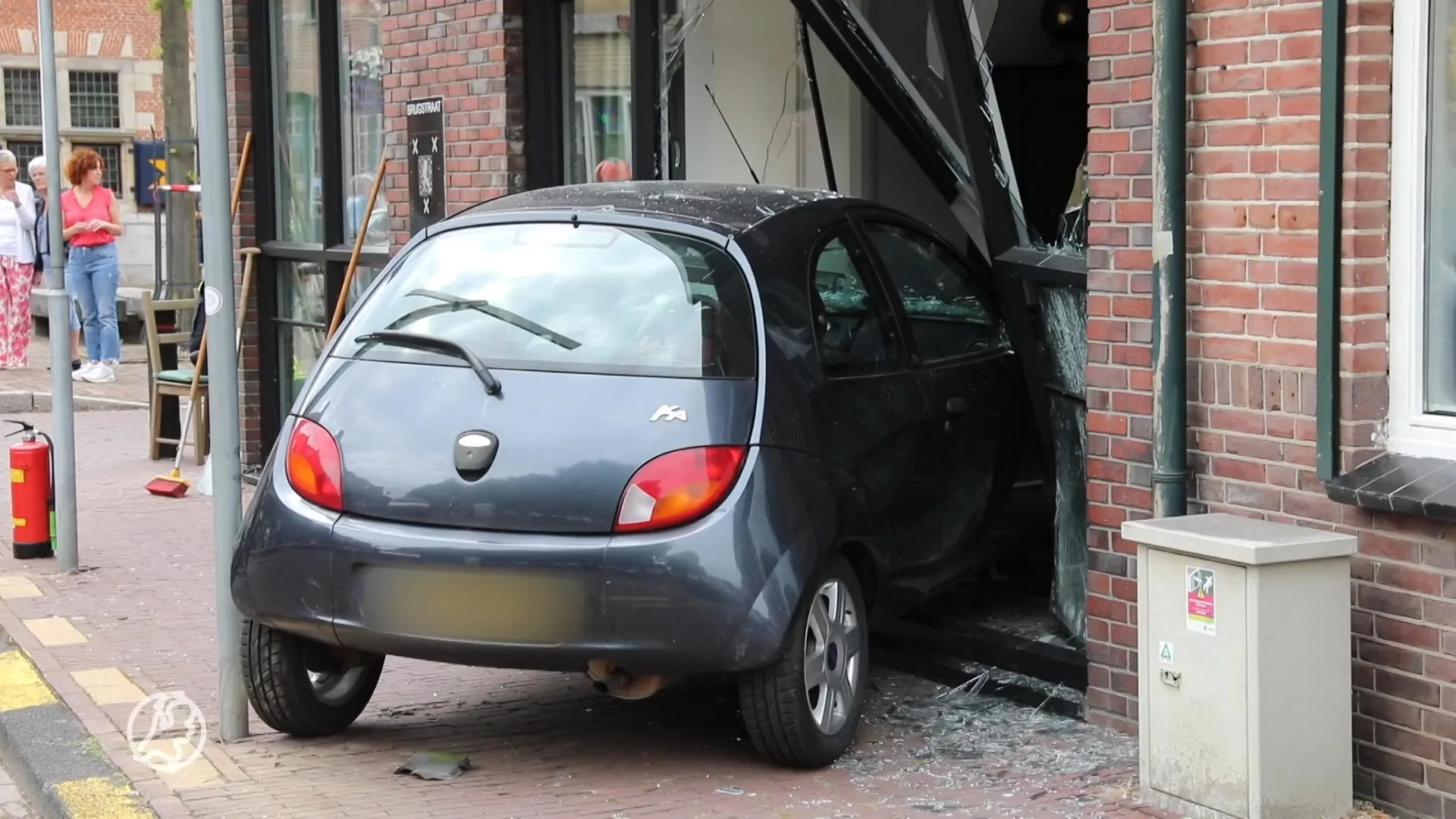 Automobiliste rijdt hond, kind en vrouw aan, 'parkeert' auto daarna in woning