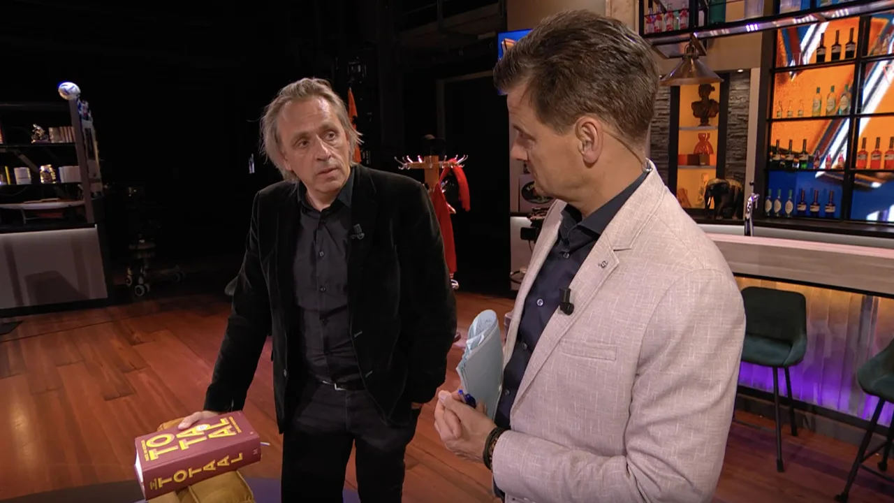 Marcel van Roosmalen prijst eigen boek op geheel eigen wijze minutenlang aan In de Wandelgangen