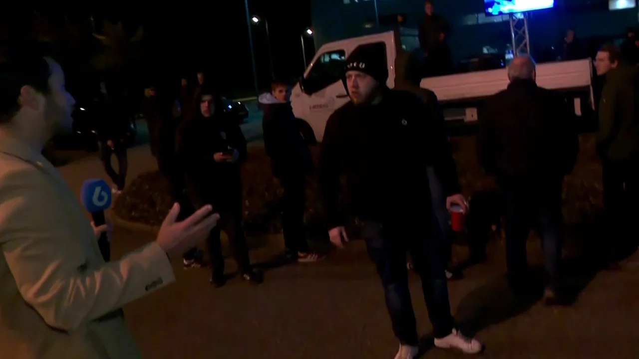 Journalist niet welkom bij demonstratie Go Ahead Eagles-fans: ‘Wegwezen met die camera!’
