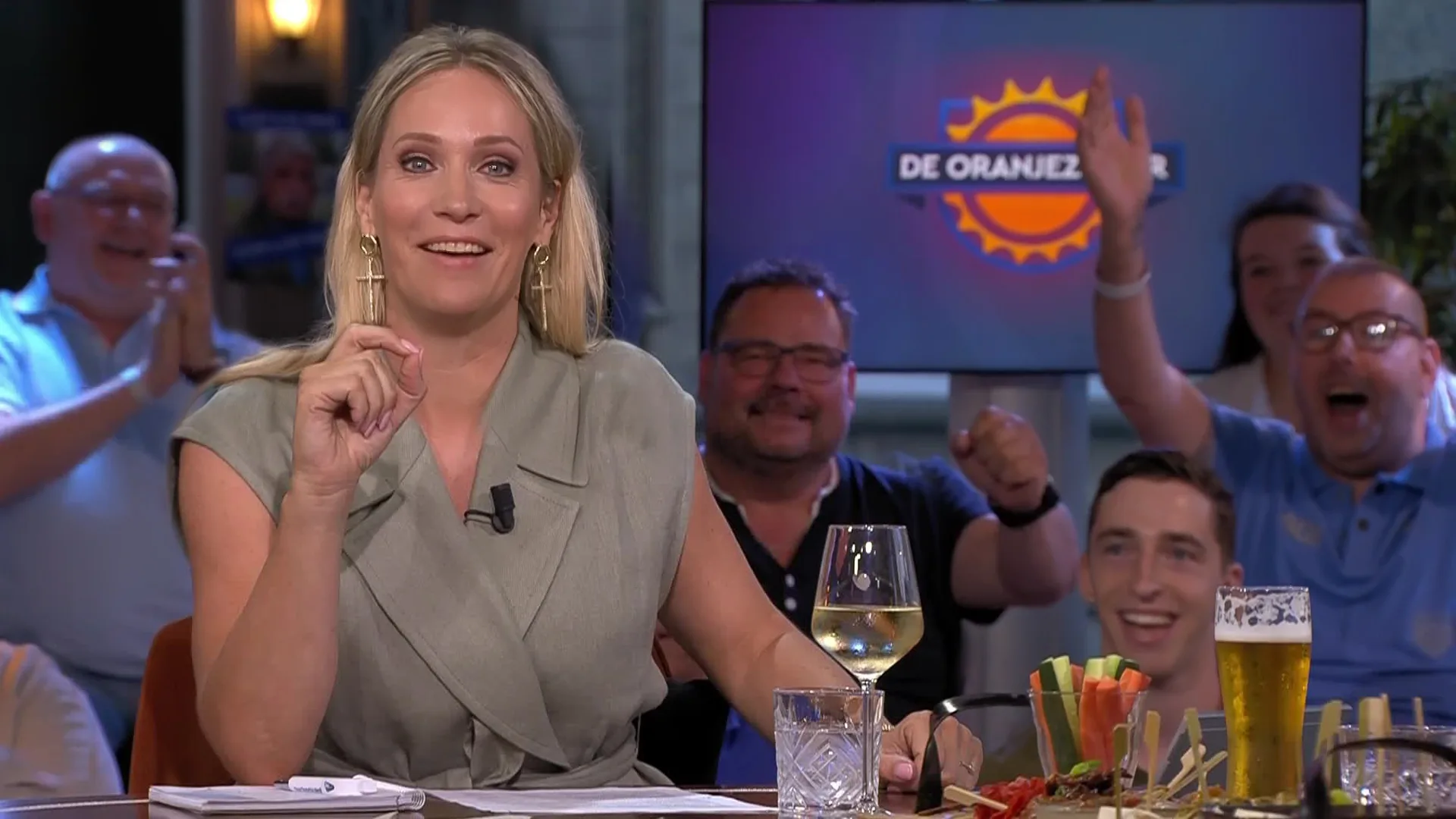 Publiek reageert met luid gejuich op vraag Hélène: 'Wie wil dat Johan Derksen de politiek in gaat?'