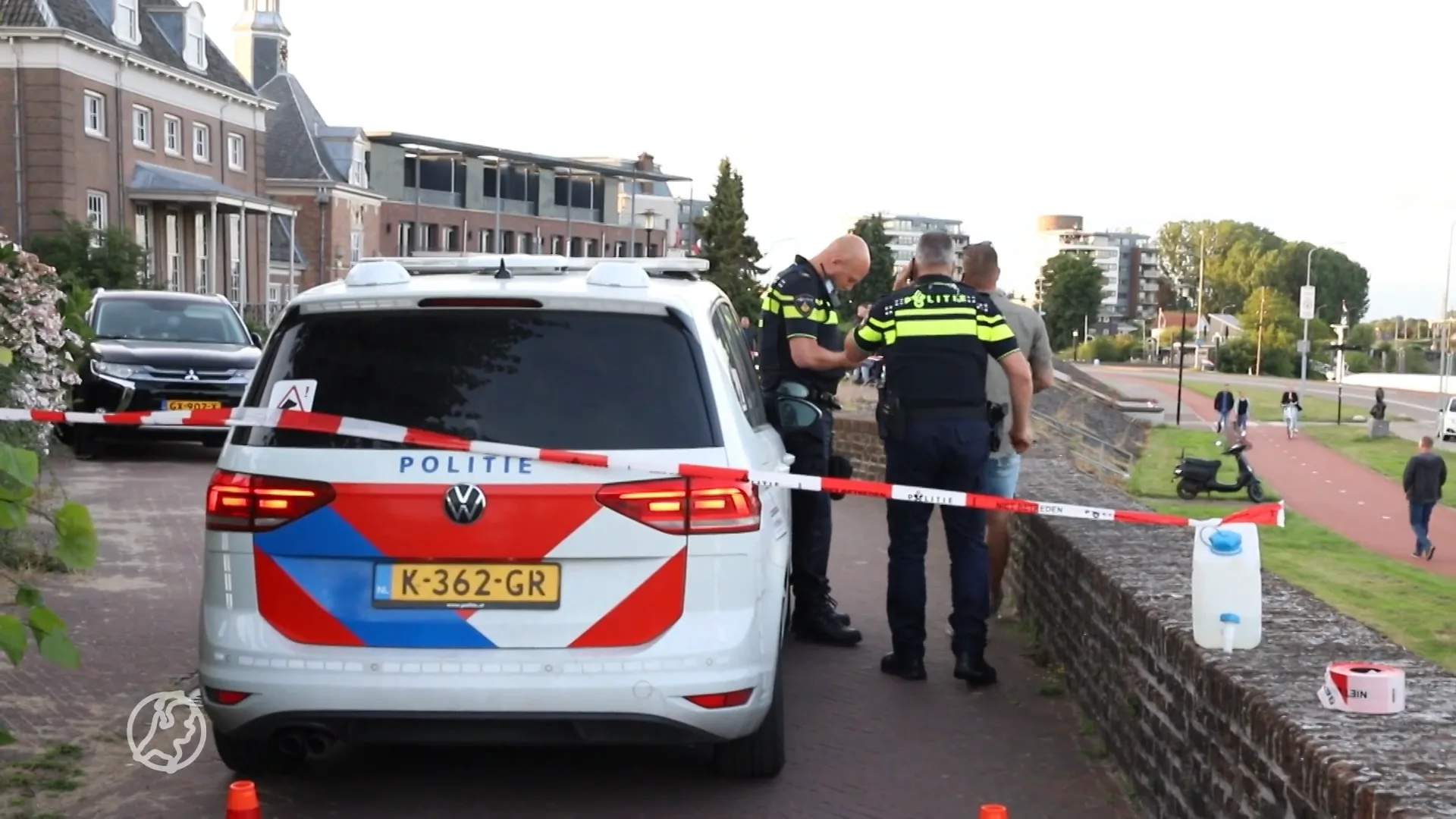 Automobilist probeert in te rijden op agenten in Tiel