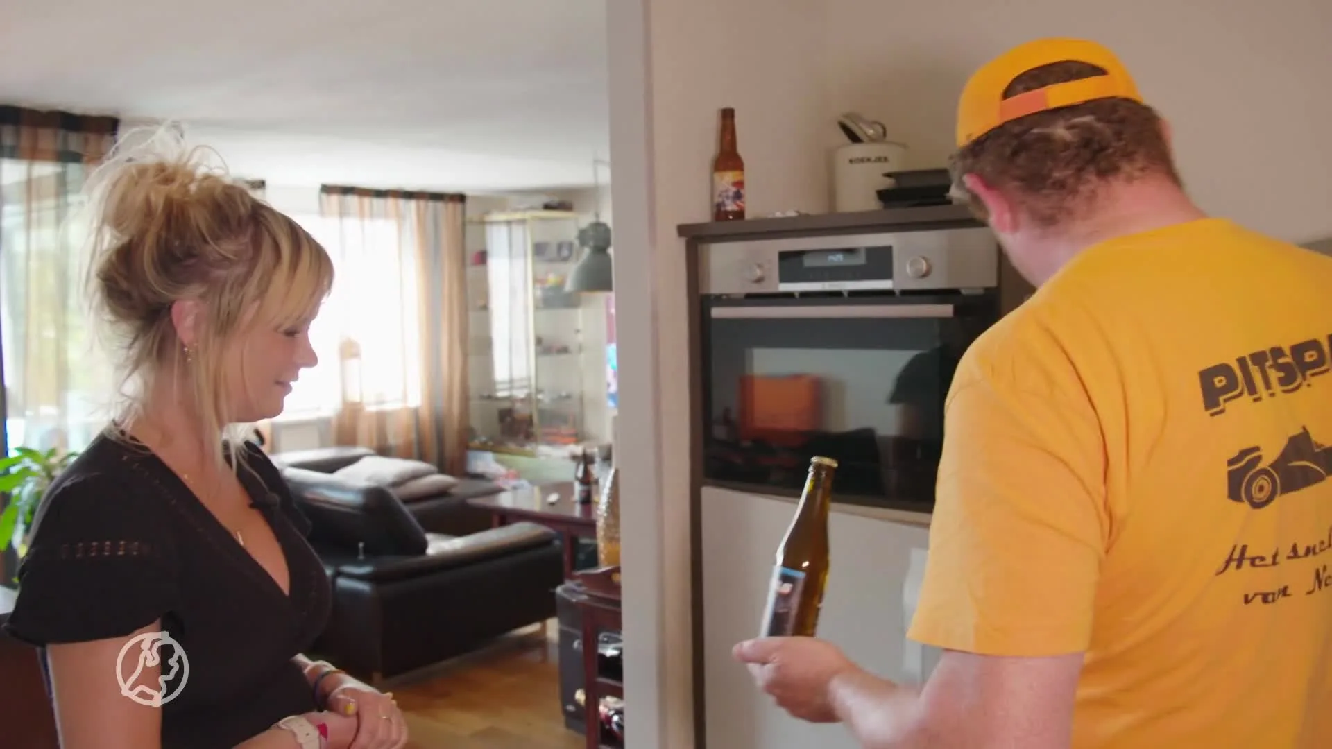 Sylvana proeft de speciale pitspils van Marcel: 'Ik mocht 'm overhandigen aan Max Verstappen'