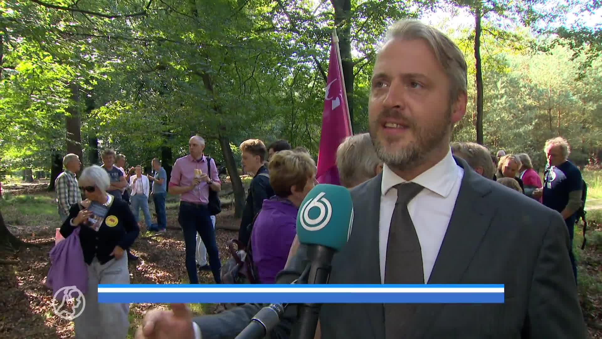 Tientallen demonstranten tegen sluiting Kroondomein Het Loo