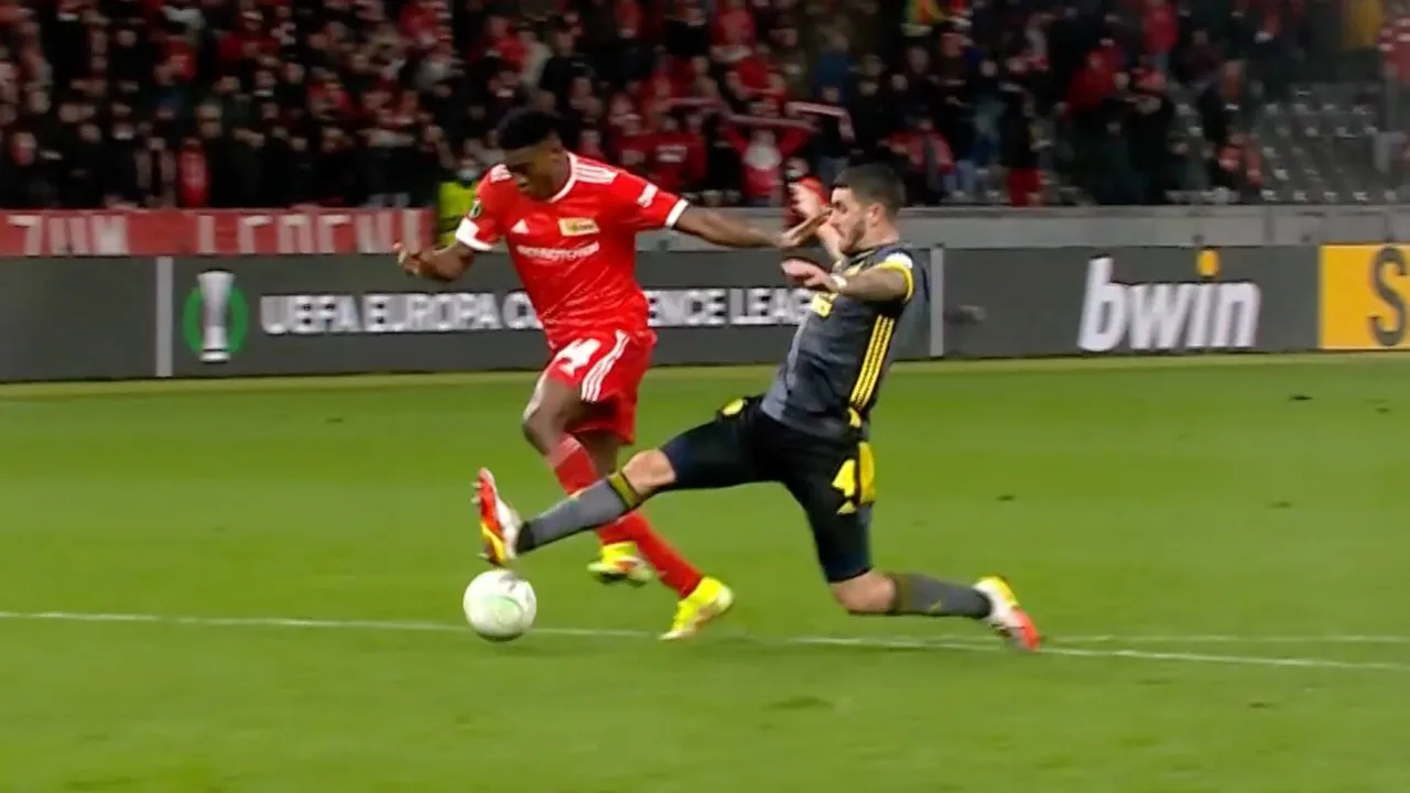 ZIEN: fenomenale tackle Senesi voorkomt kans Union Berlin