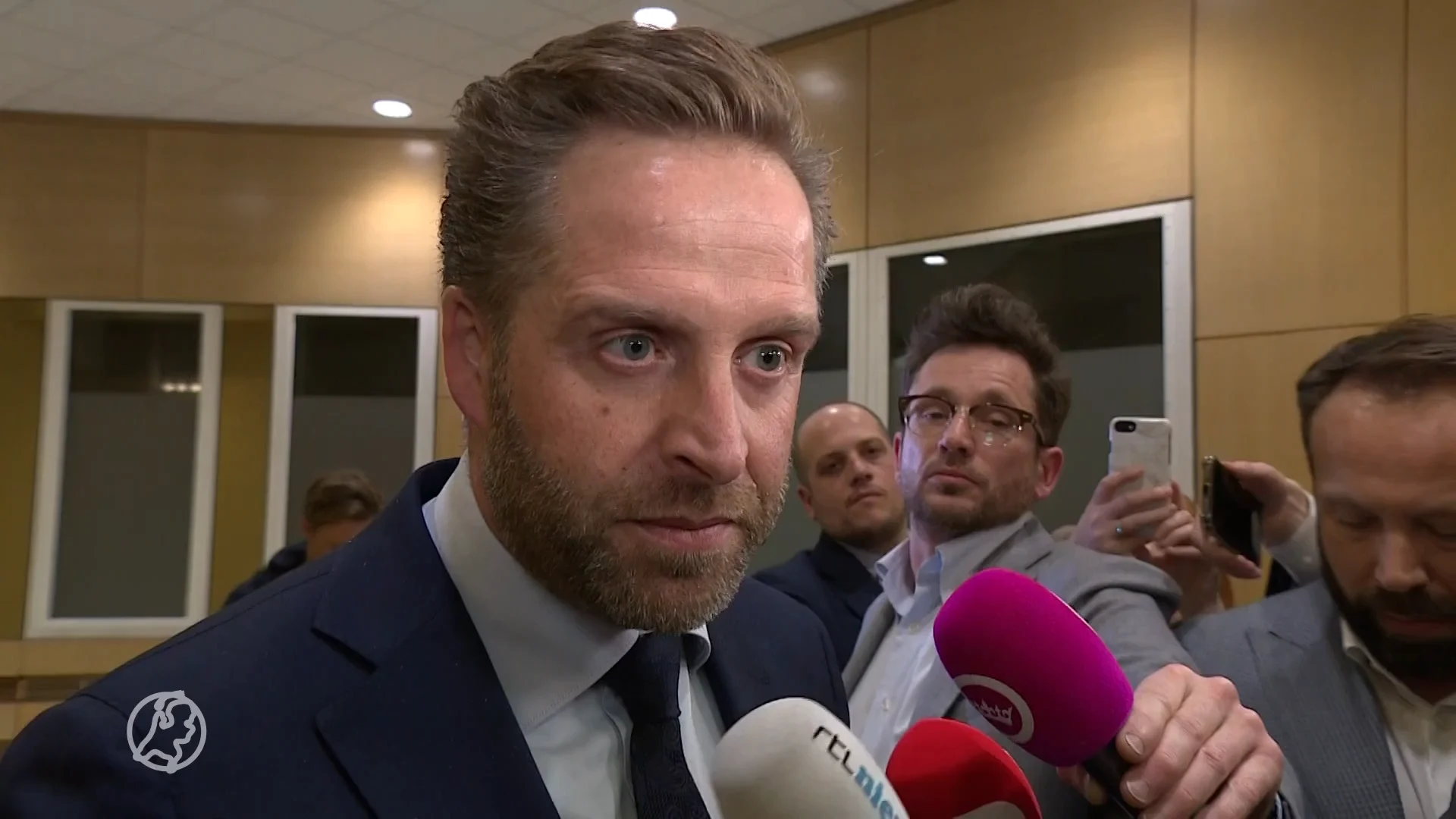 De Jonge denkt niet aan aftreden om mondkapjesaffaire