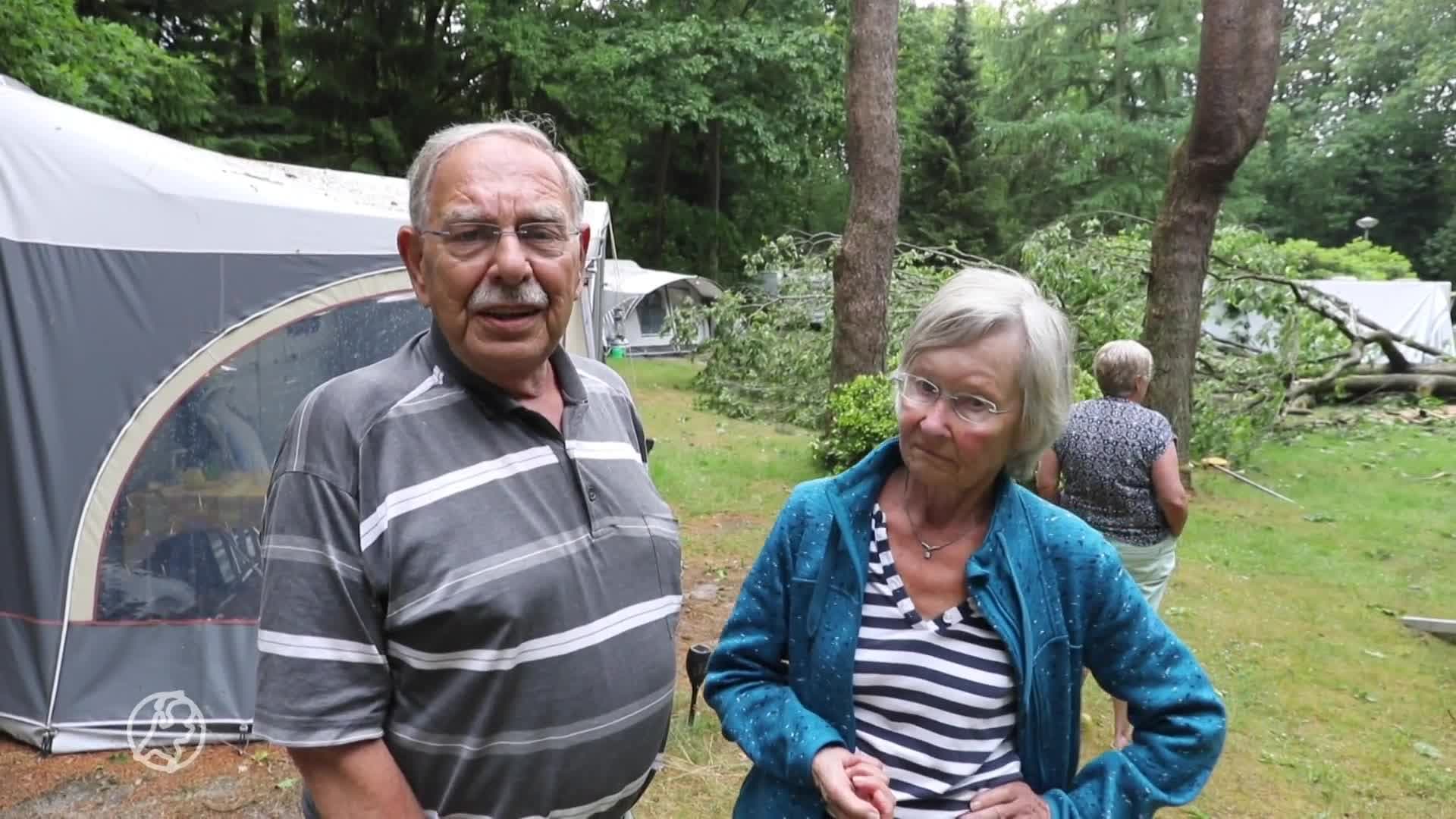 Boom valt op caravan na storm, slachtoffers raken buiten bewu...