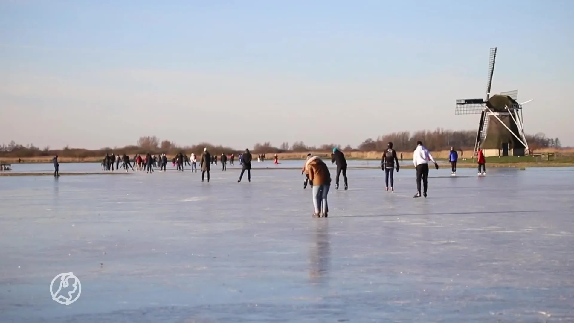Prachtig beeld: volop schaatspret op tweede kerstdag